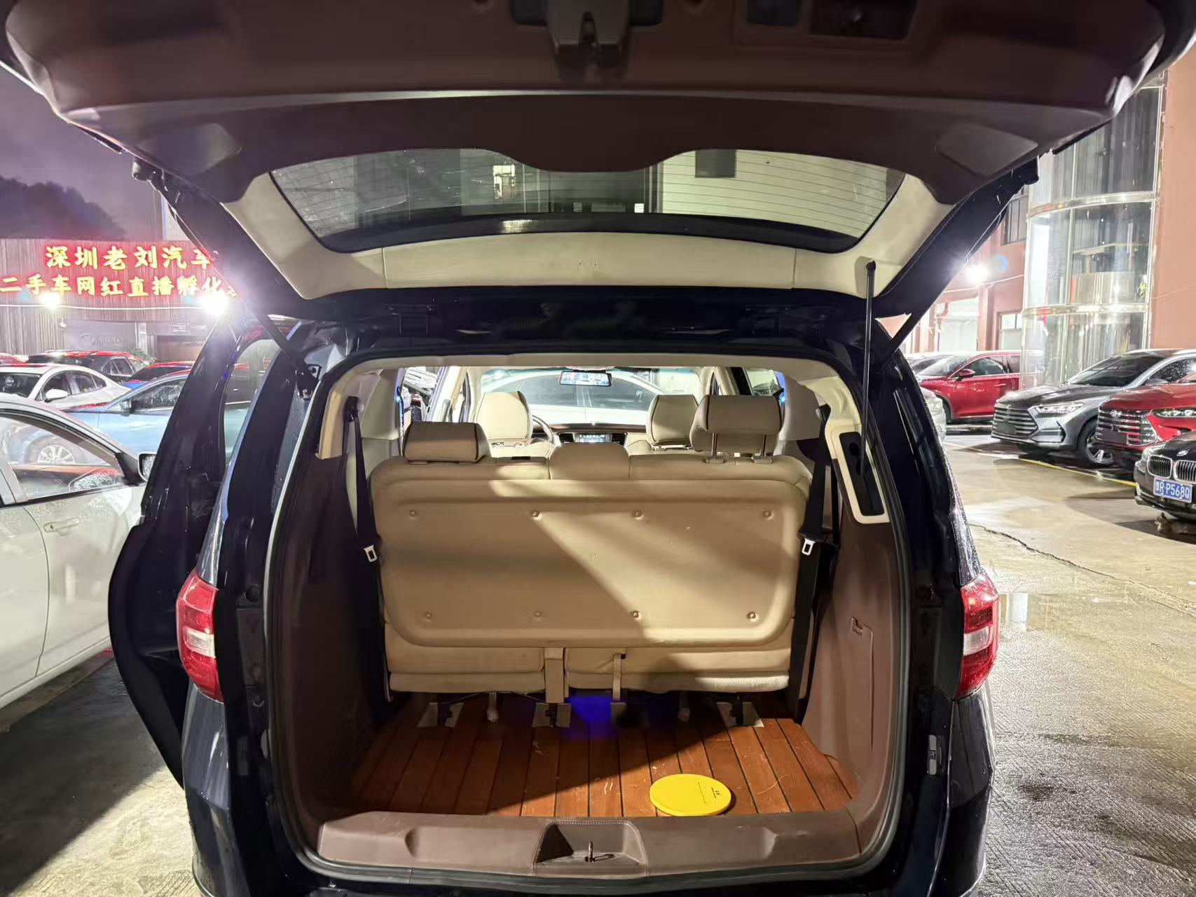 2017 Buick GL8 25S - Front interior, driver seat and dashboard