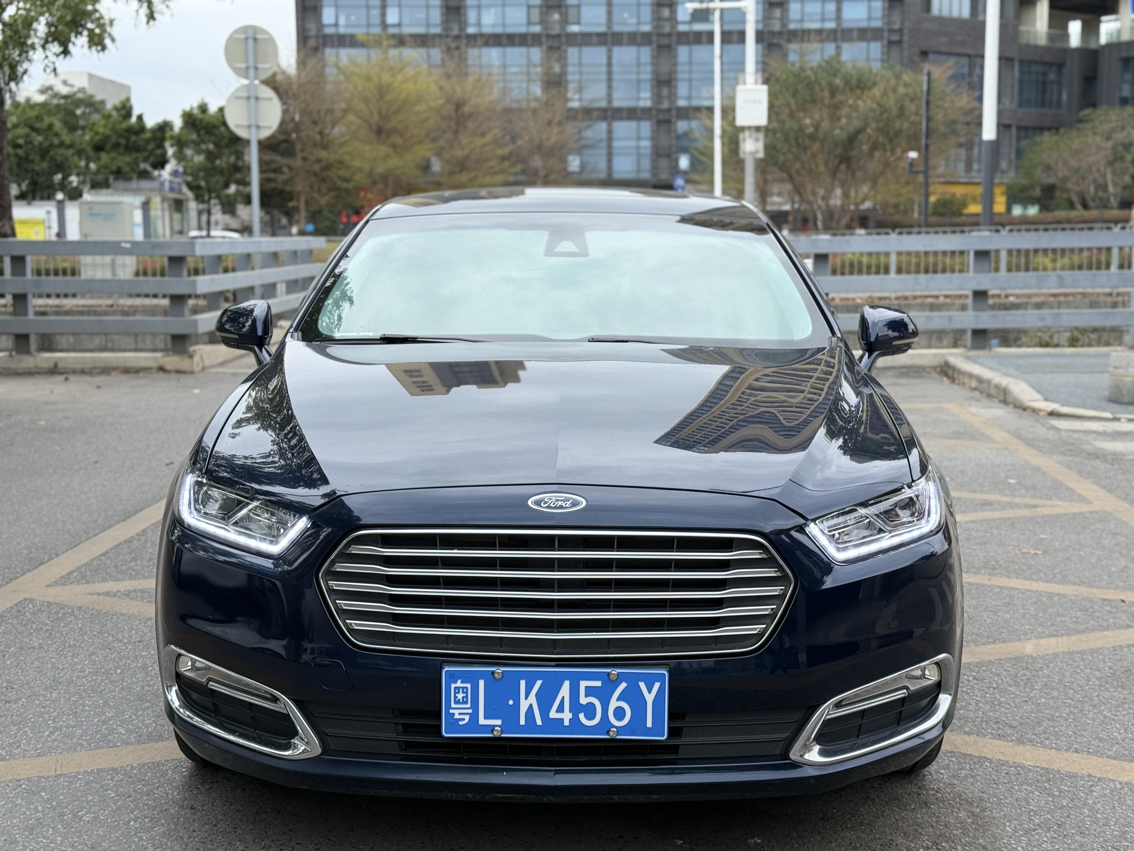 2015 Ford Taurus EcoBoost 245 - Rear 3/4 view