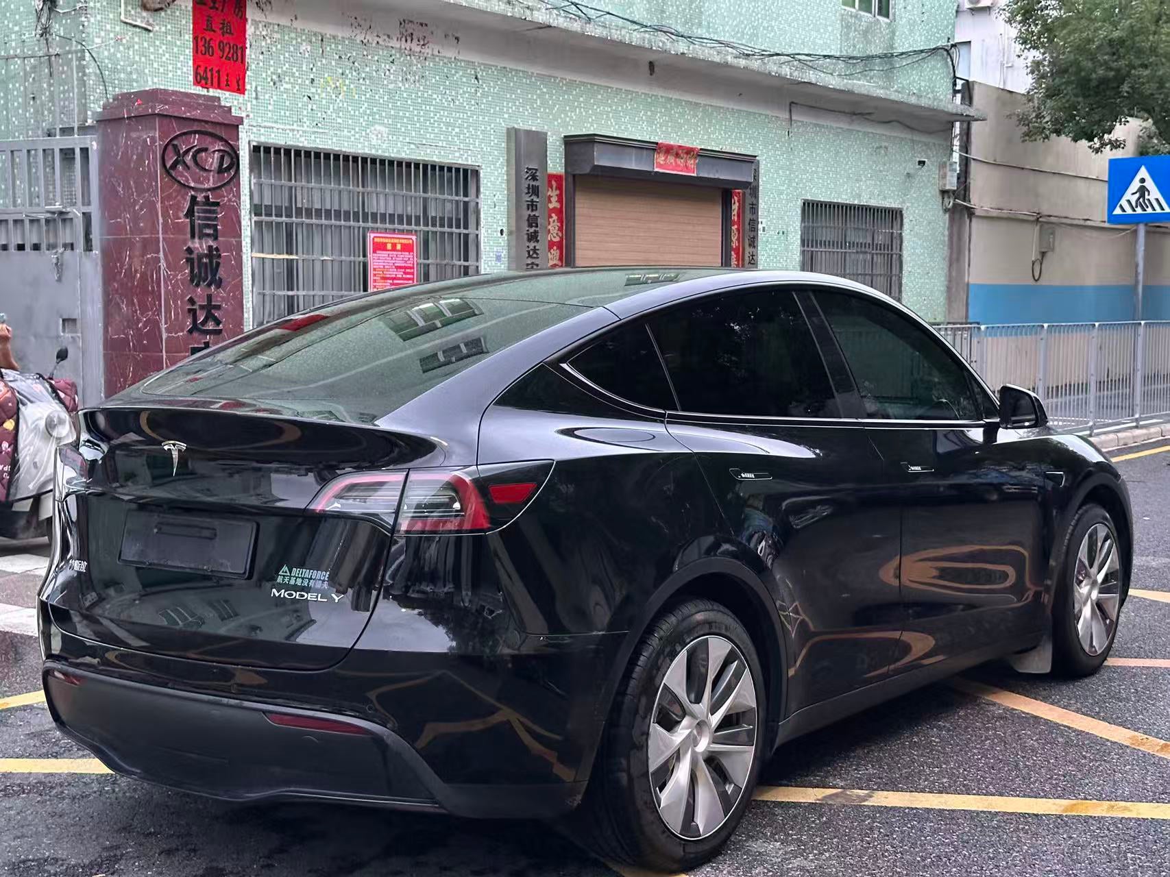 Tesla Model Y 2022 interior front seats