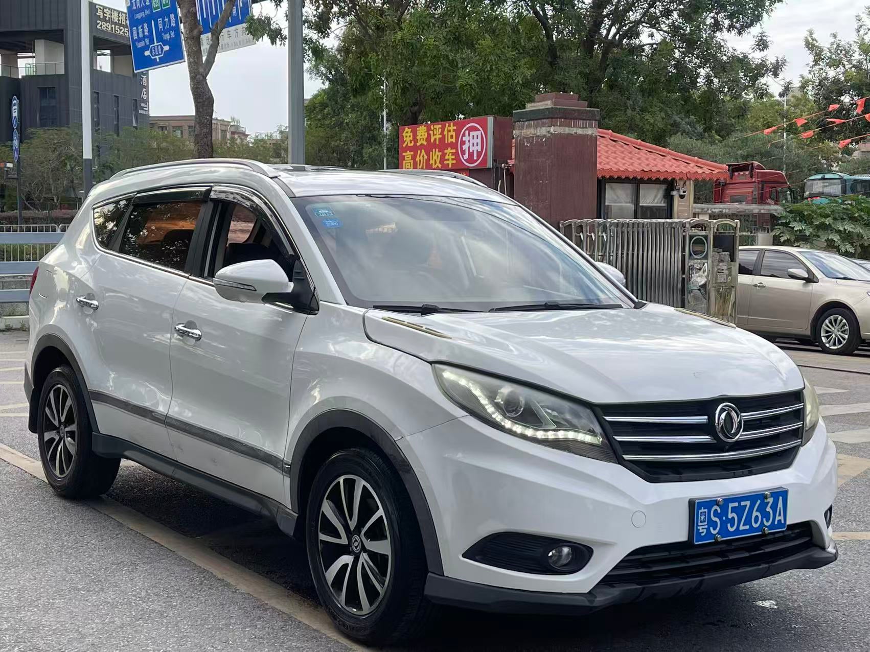 Dongfeng Fengguang 580 2017 rear three-quarter exterior view white