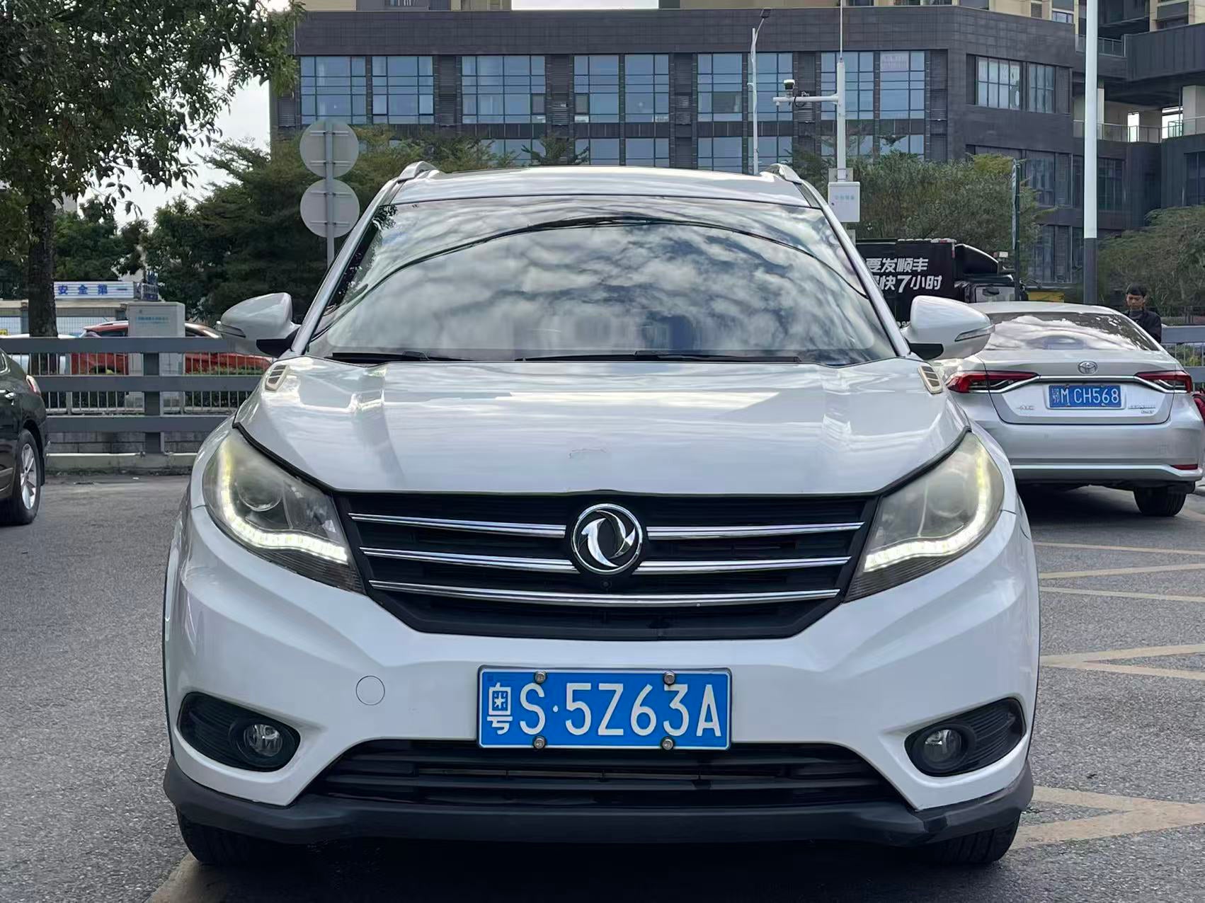 Dongfeng Fengguang 580 2017 rear exterior view with license plate