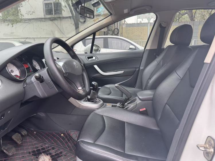 FOB Shenzhen Used 2013 Peugeot 408 Comfort 2.0L Manual 4-Door 5-Seater FWD Compact Sedan National IV Emission Export Ready