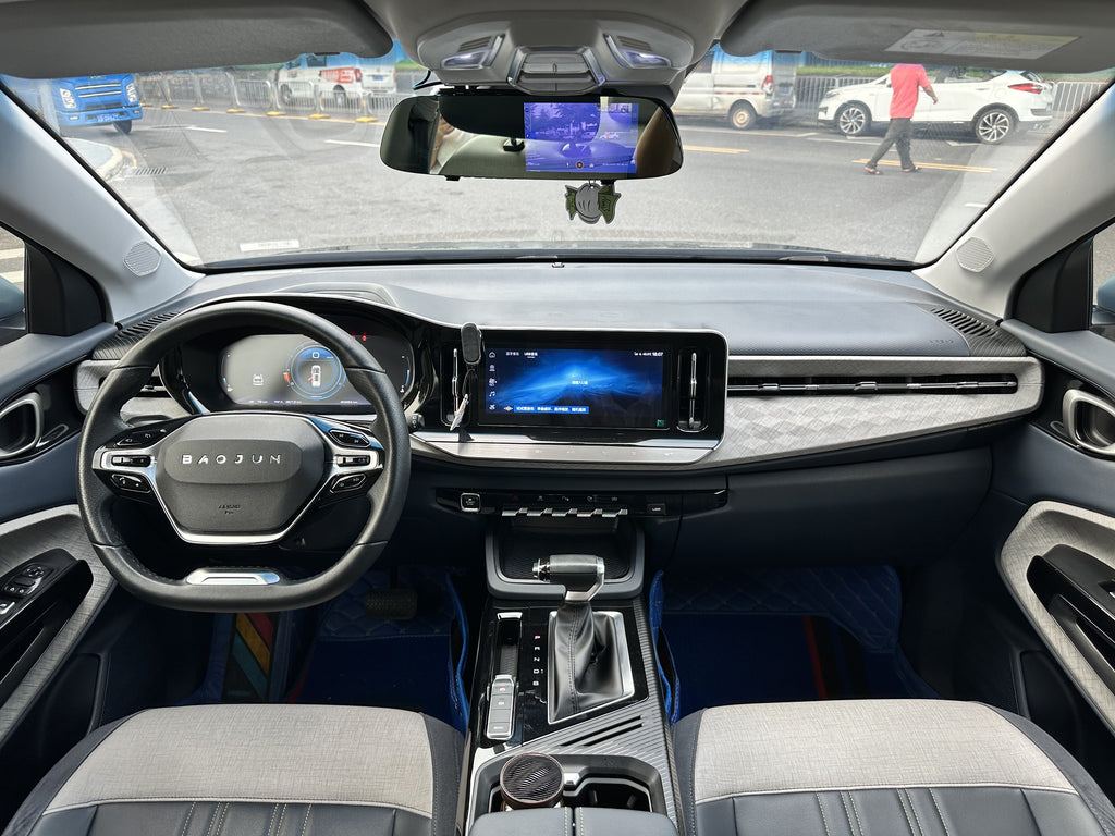 Baojun RM-5 front 3/4 view - blue exterior