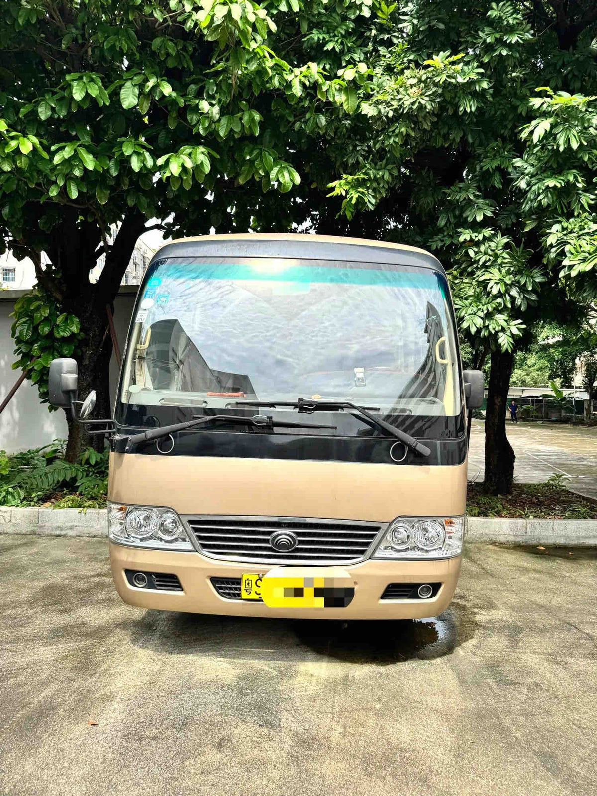 Used 2012 Yutong Bus 3.0L Diesel Manual Passenger Coach For Export, 230,000km, Golden Color