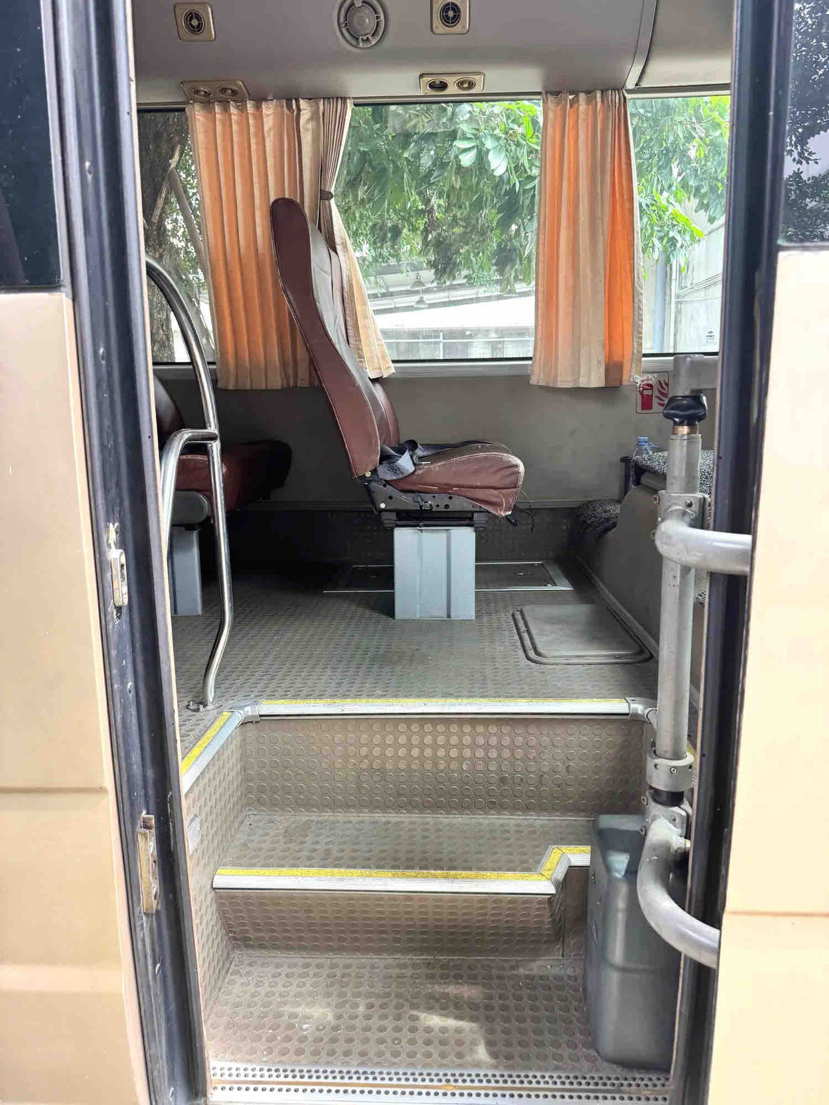 Used 2012 Yutong Bus 3.0L Diesel Manual Passenger Coach For Export, 230,000km, Golden Color