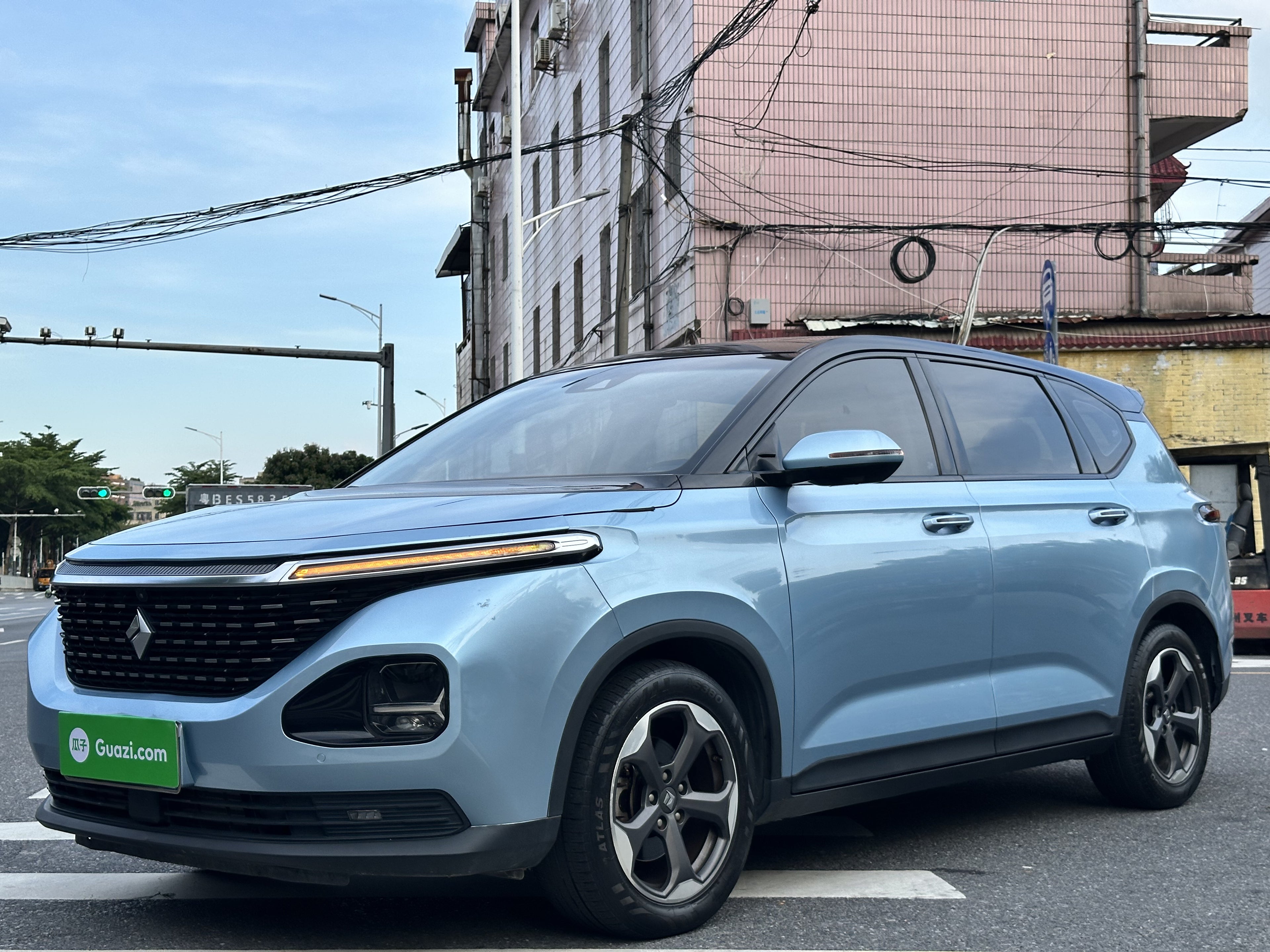 Baojun RM-5 rear 3/4 view