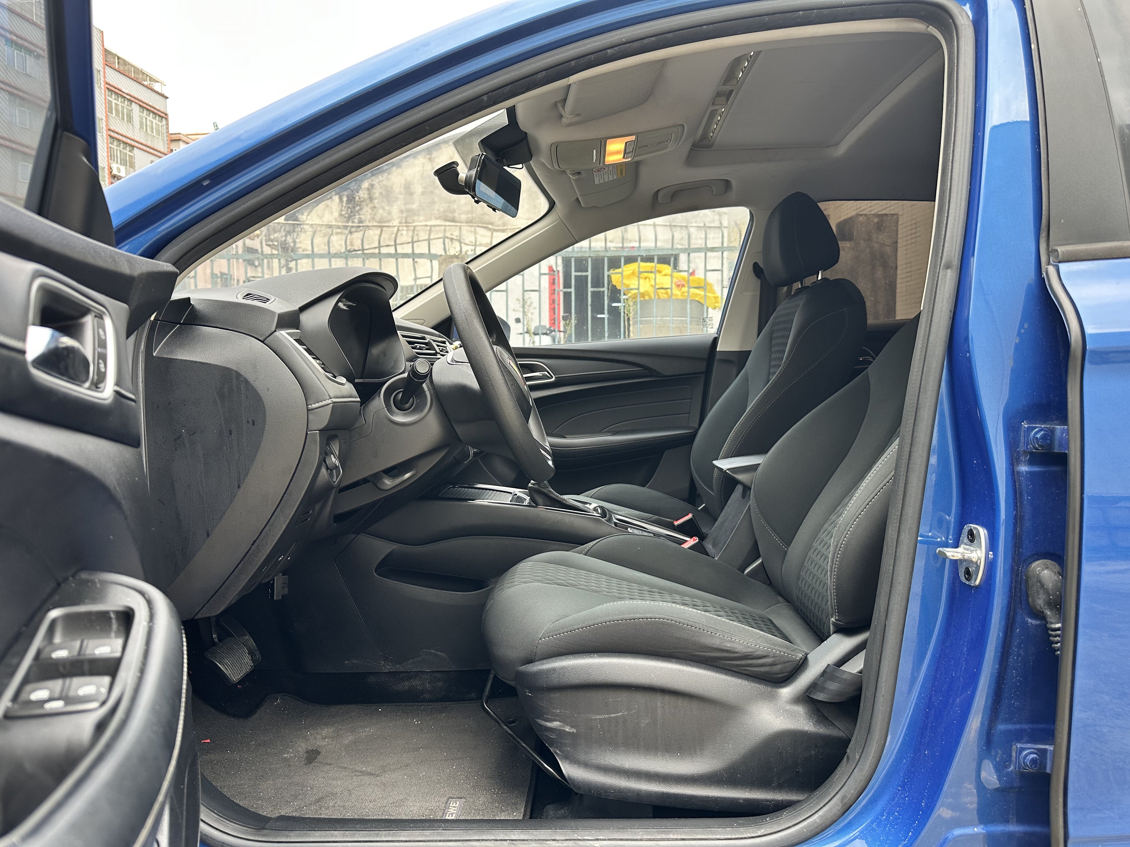FOB Shenzhen Used 2019 Roewe i5 1.5L Auto 4G Internet Luxury Sedan 4-Door 5-Seater FWD National VI Emission Low Mileage Export Car