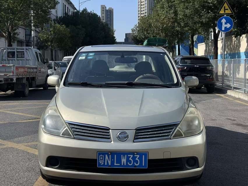 Nissan Tiida 2006 interior front seats