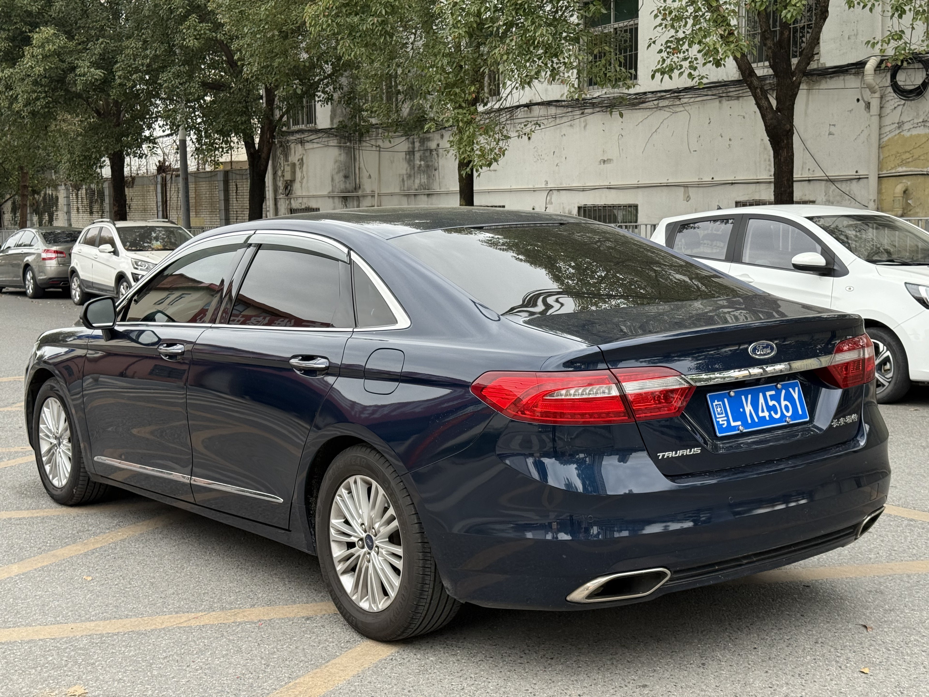 2015 Ford Taurus EcoBoost 245 - Front 3/4 view angle 2