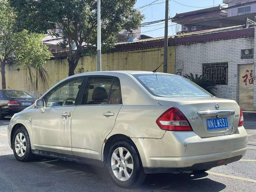 Nissan Tiida 2006 rear three-quarter view