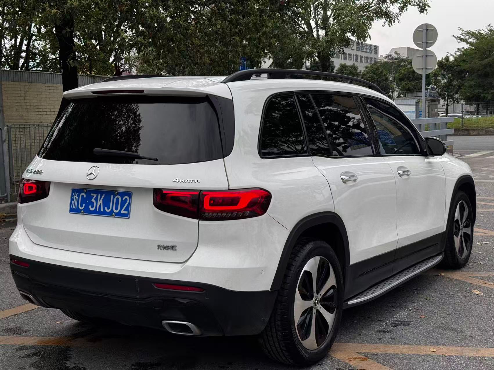 2023 Mercedes-Benz GLB 220 4MATIC - Side view