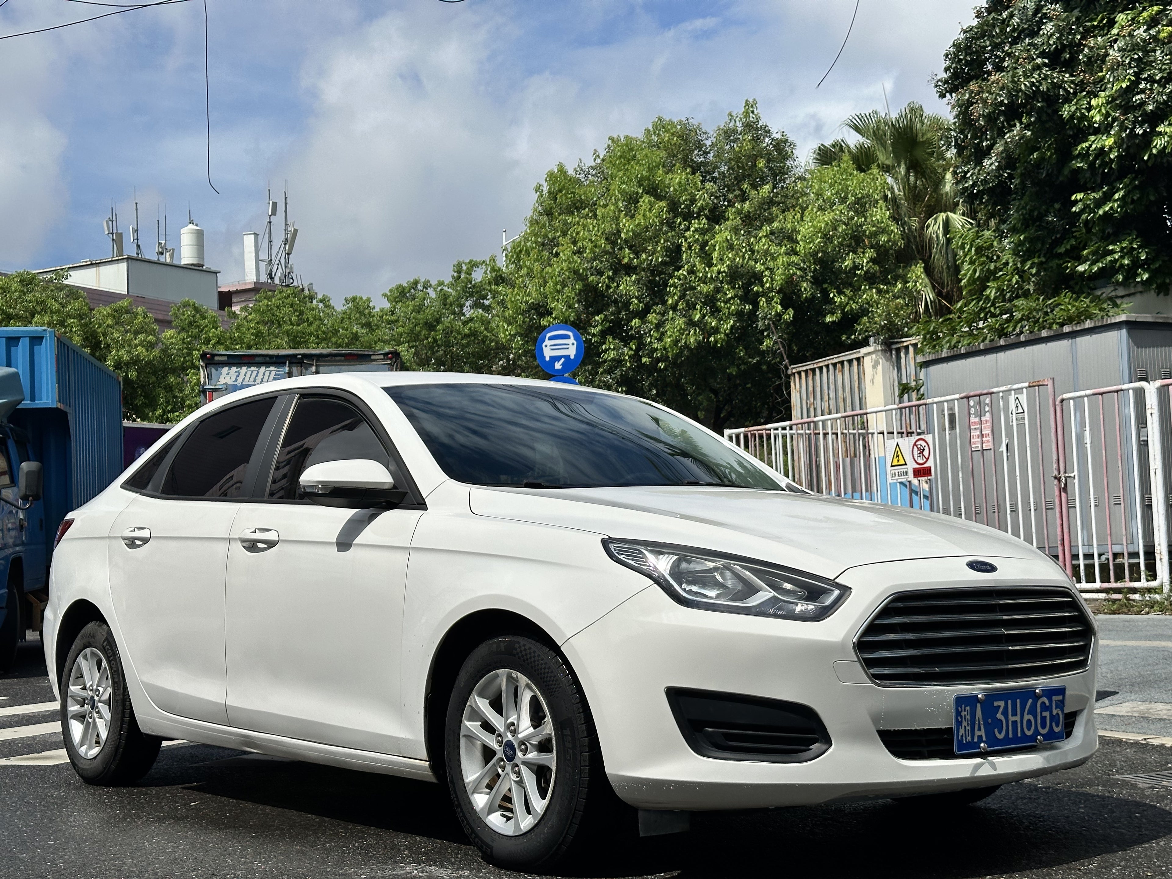 Used 2019 Ford Focus additional view