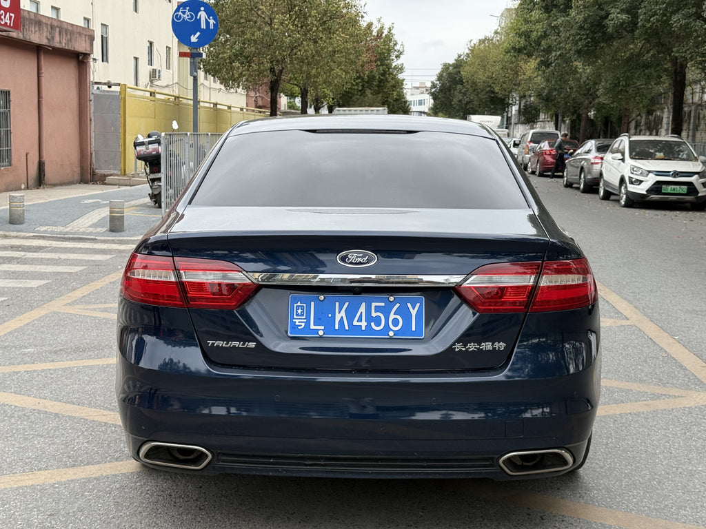 2015 Ford Taurus EcoBoost 245 - Front direct view