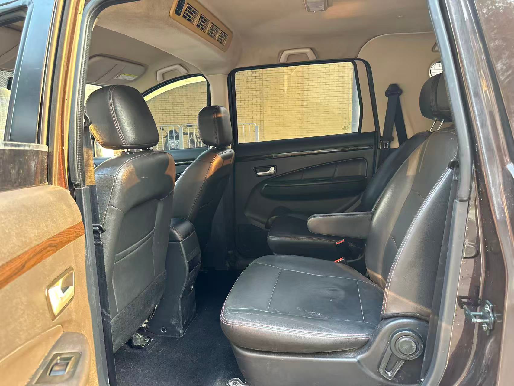 Dongfeng Fengguang 370 interior driver side view