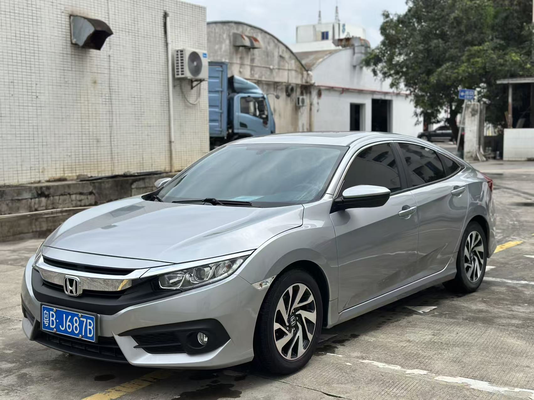 Honda Civic 2016 front three-quarter view