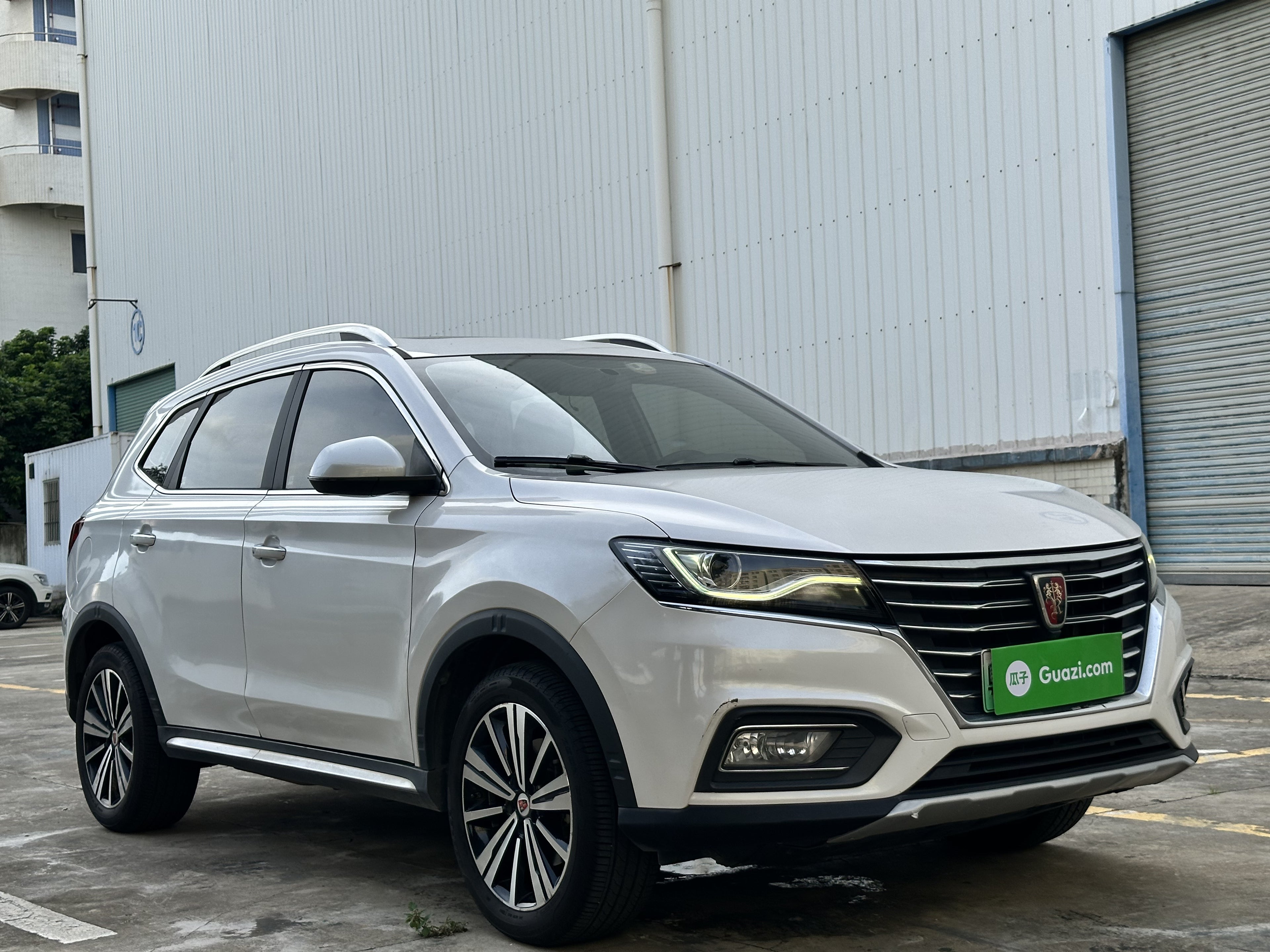 Roewe eRX5 interior dashboard view