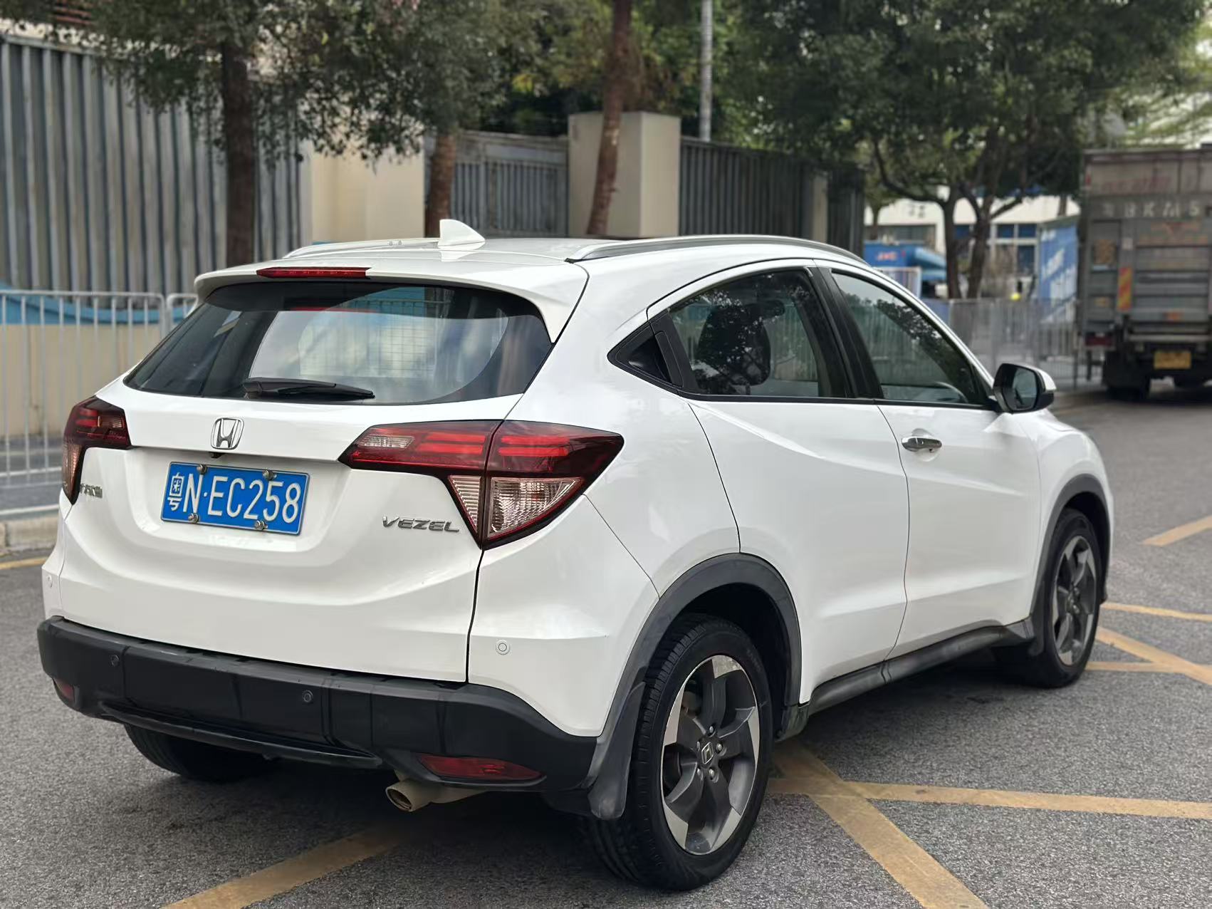 Honda Vezel 2017 - Rear 3/4 view