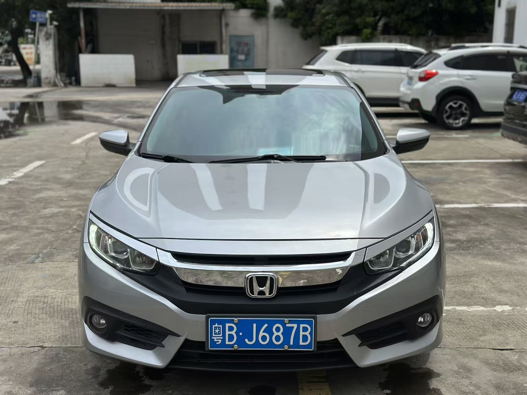 Honda Civic 2016 rear three-quarter view