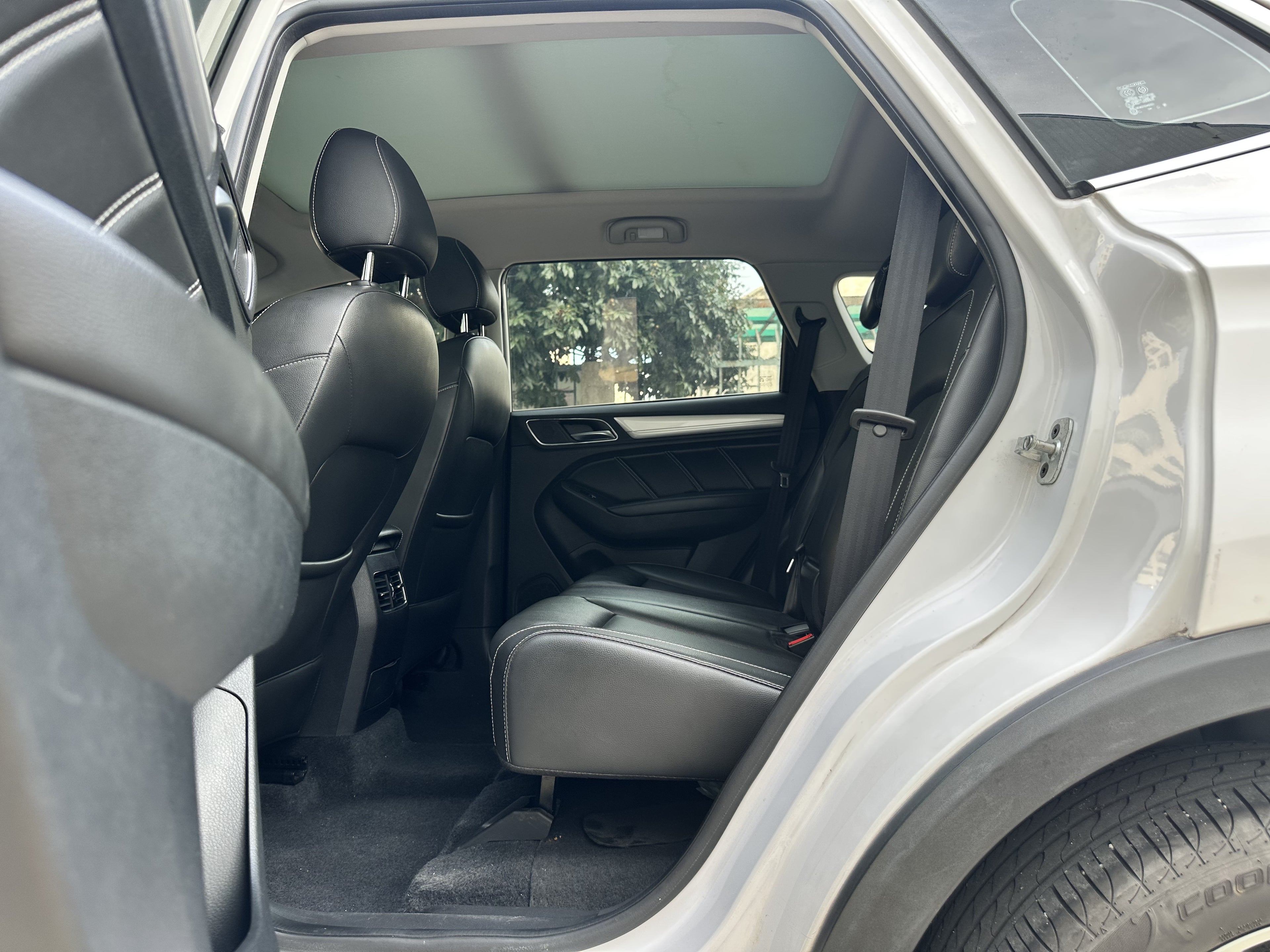 Roewe eRX5 exterior front view white