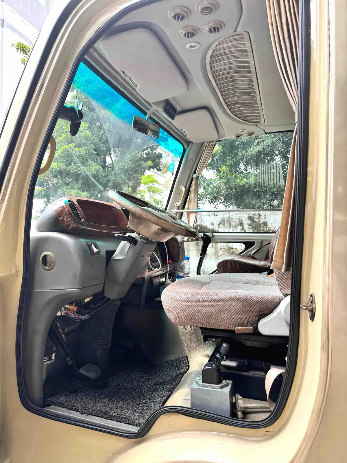 Used 2012 Yutong Bus 3.0L Diesel Manual Passenger Coach For Export, 230,000km, Golden Color
