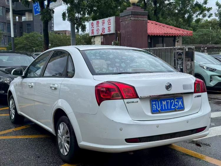 2015 Buick Excelle white sedan front three-quarter view
