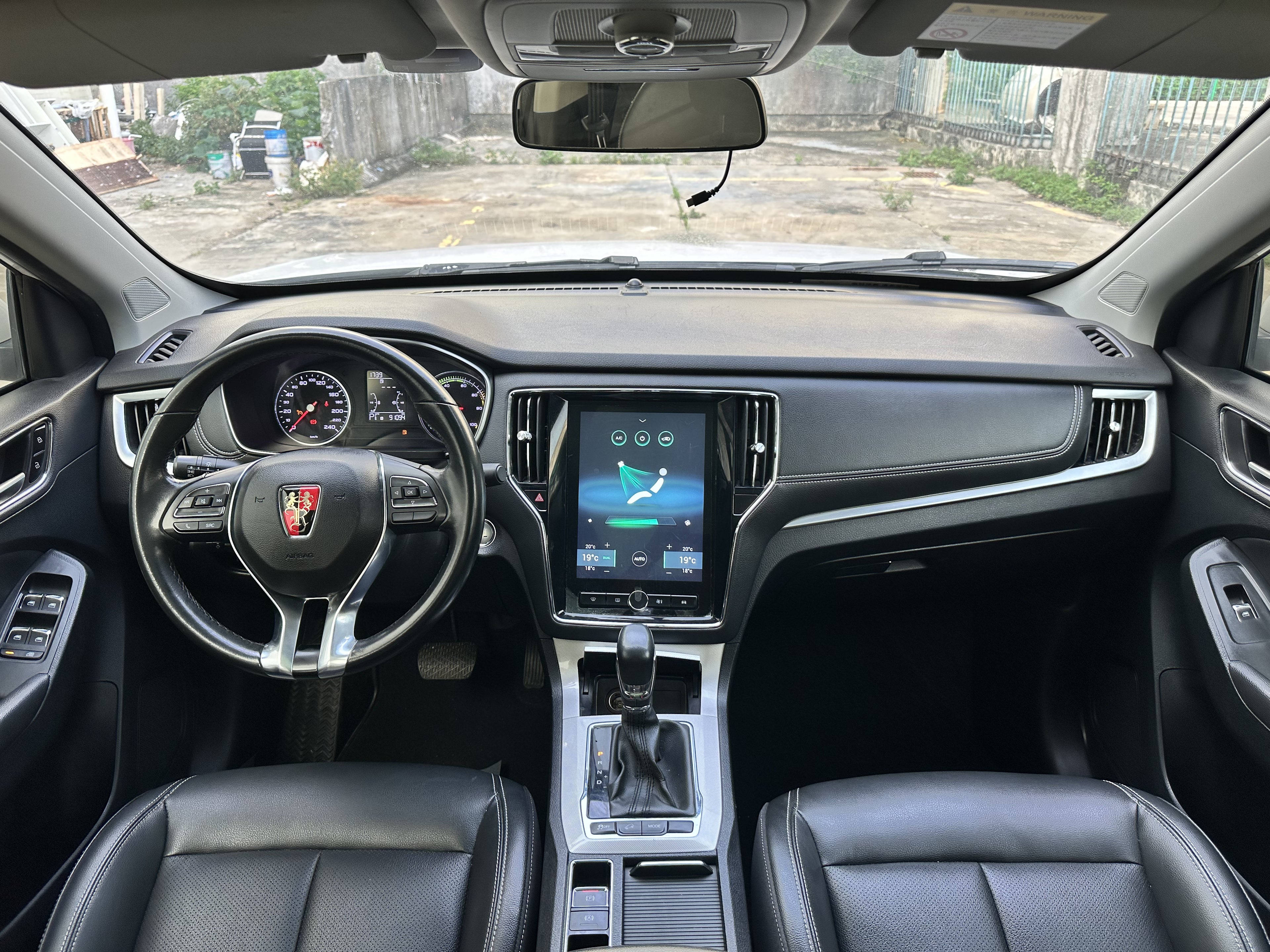 Roewe eRX5 front passenger door open interior