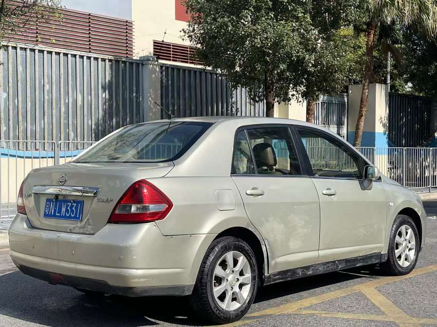 Nissan Tiida 2006 front three-quarter view