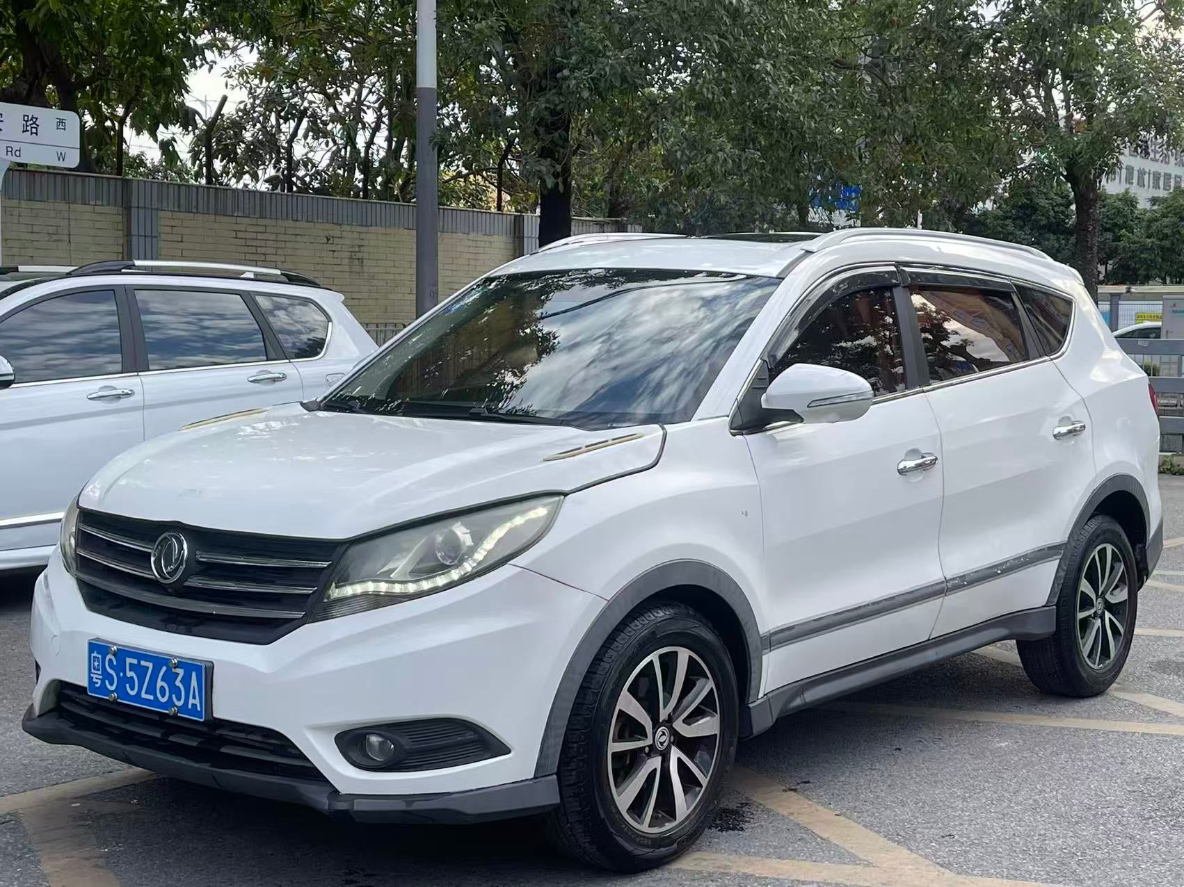 Dongfeng Fengguang 580 2017 interior front seats and dashboard view