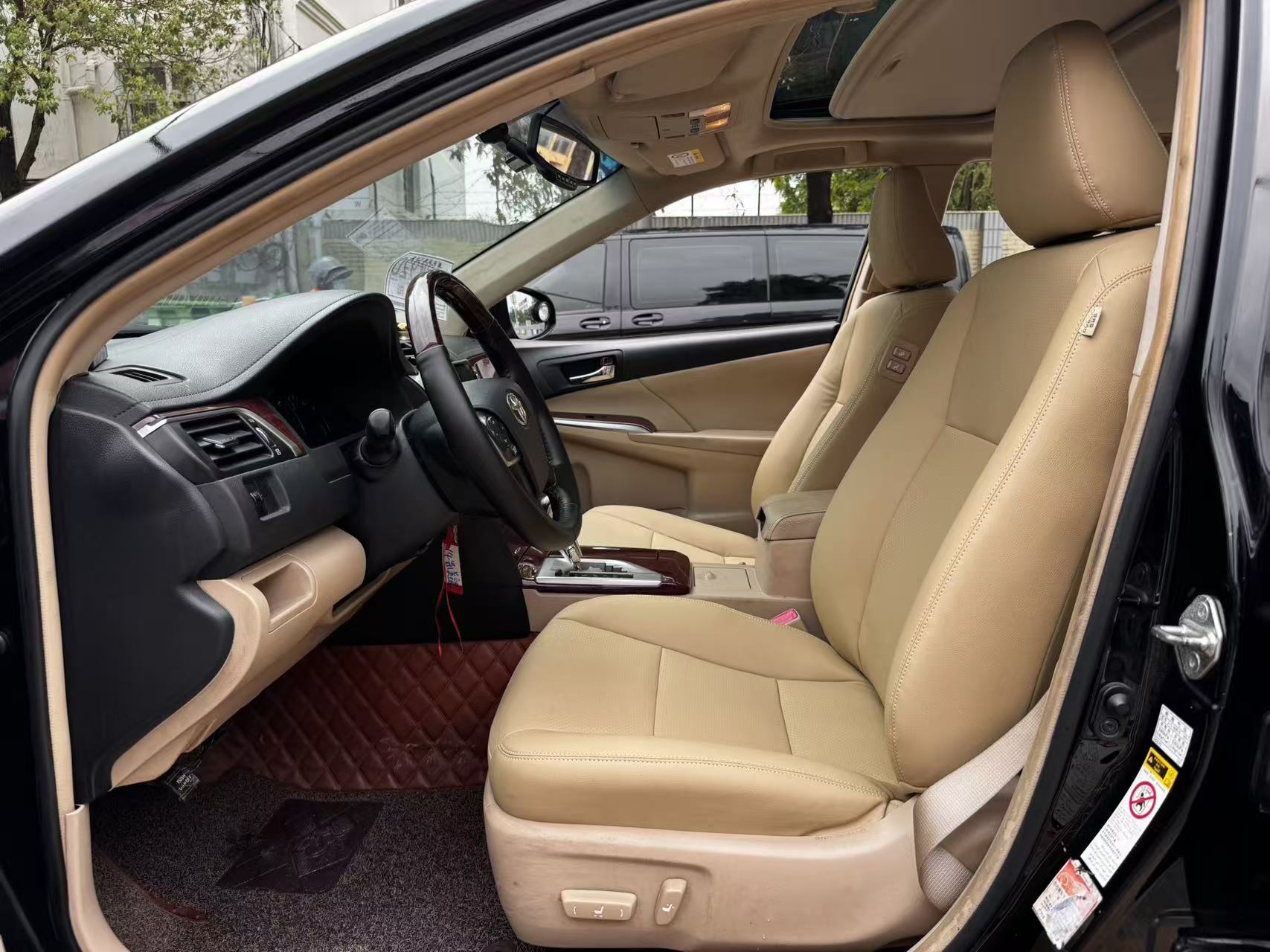 Toyota Camry 2013 front three-quarter view