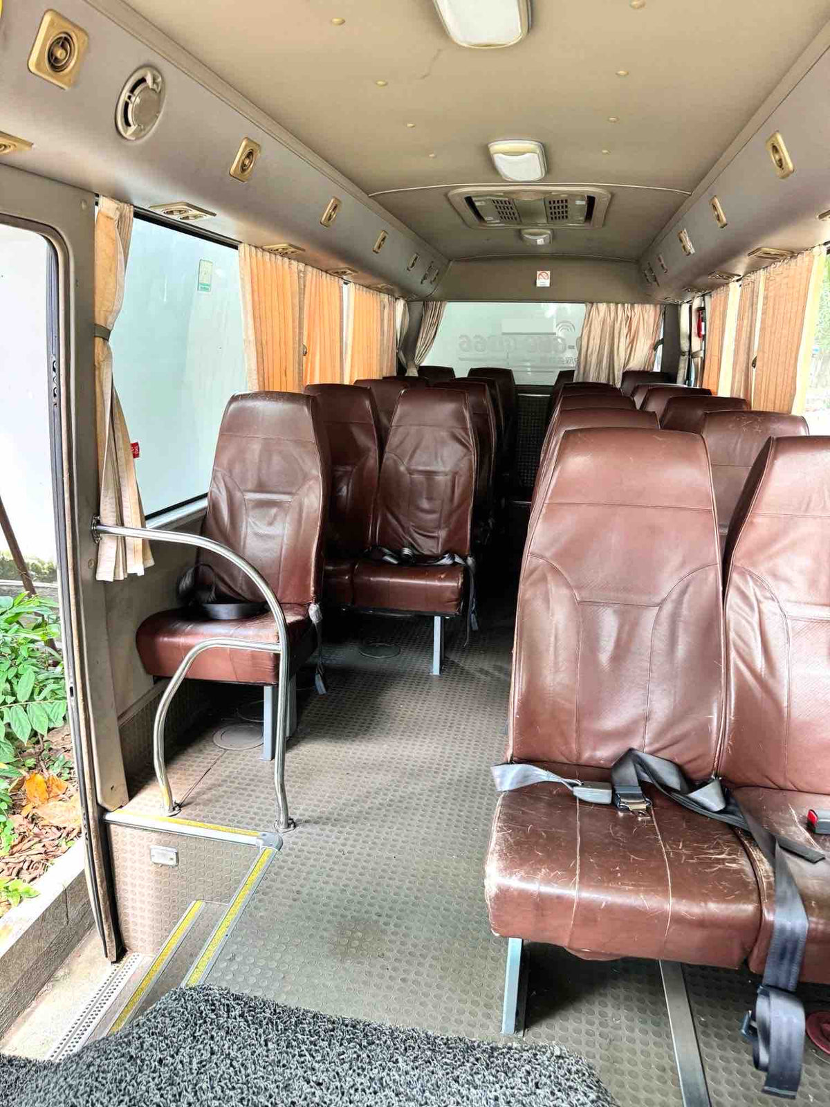 Used 2012 Yutong Bus 3.0L Diesel Manual Passenger Coach For Export, 230,000km, Golden Color
