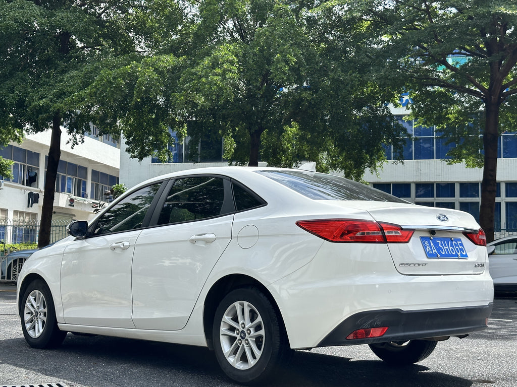 Used 2019 Ford Focus rear view