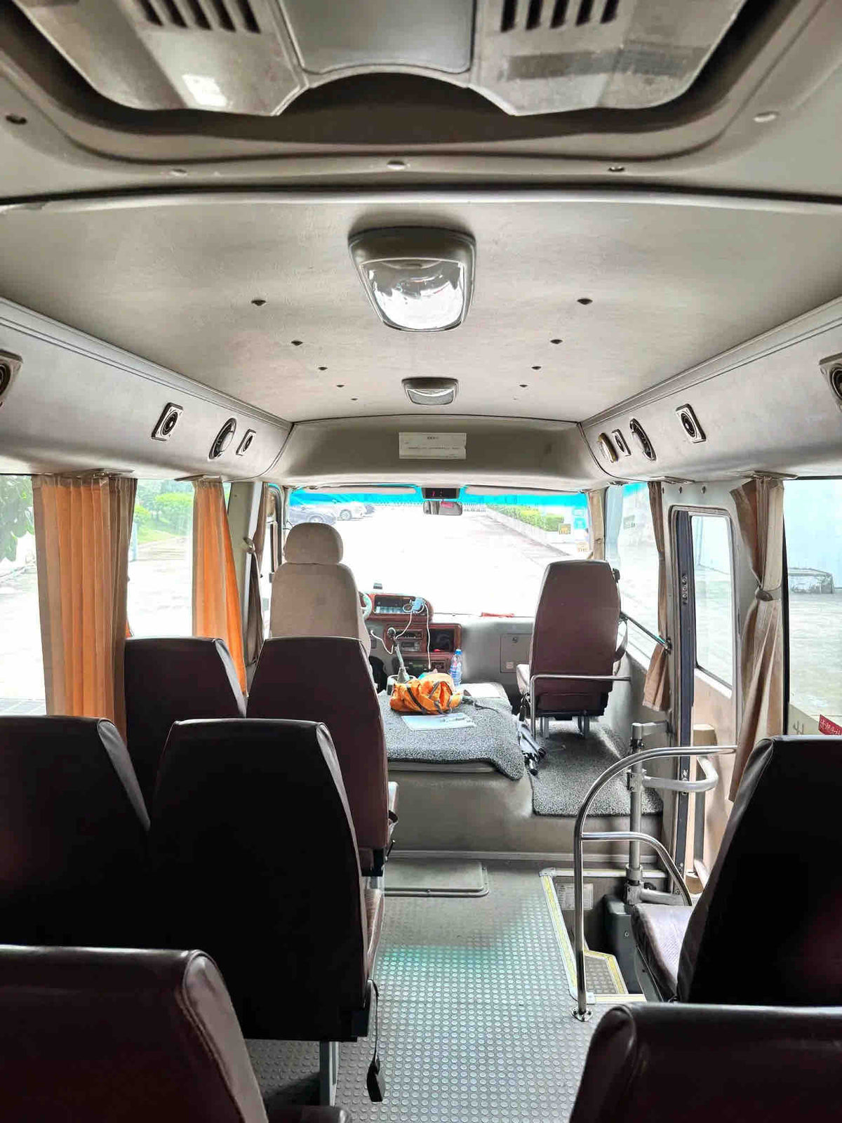 Used 2012 Yutong Bus 3.0L Diesel Manual Passenger Coach For Export, 230,000km, Golden Color