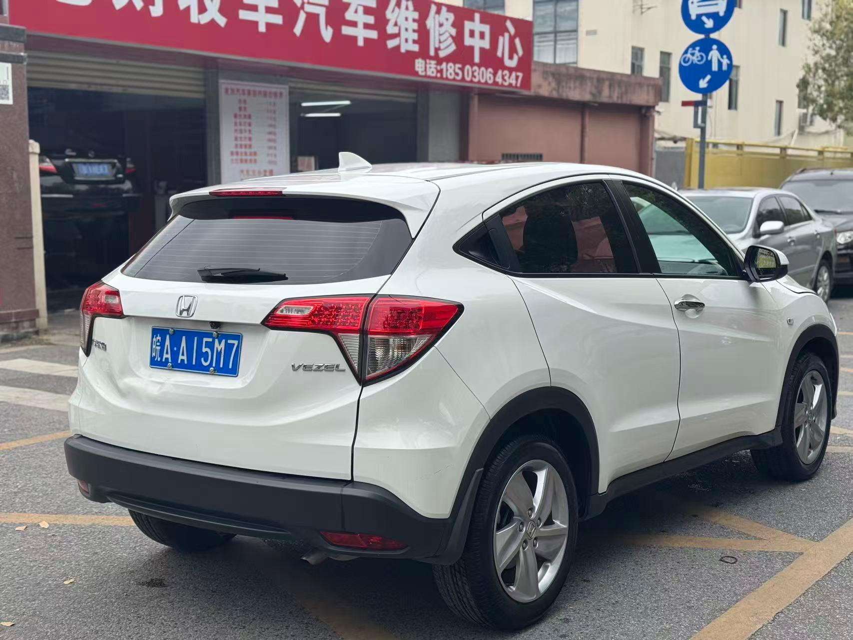 Honda Vezel side rear view