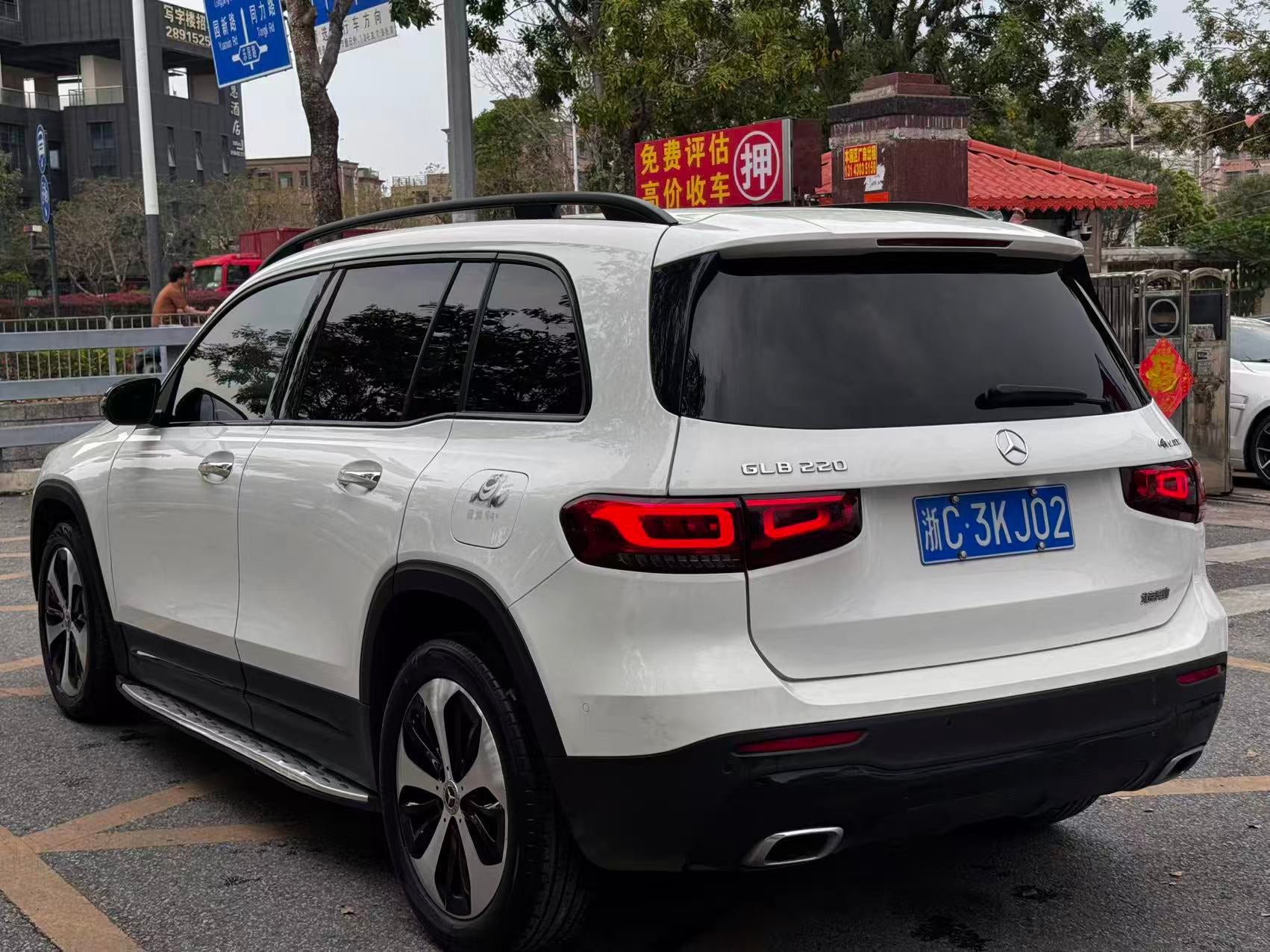 2023 Mercedes-Benz GLB 220 4MATIC - Additional view