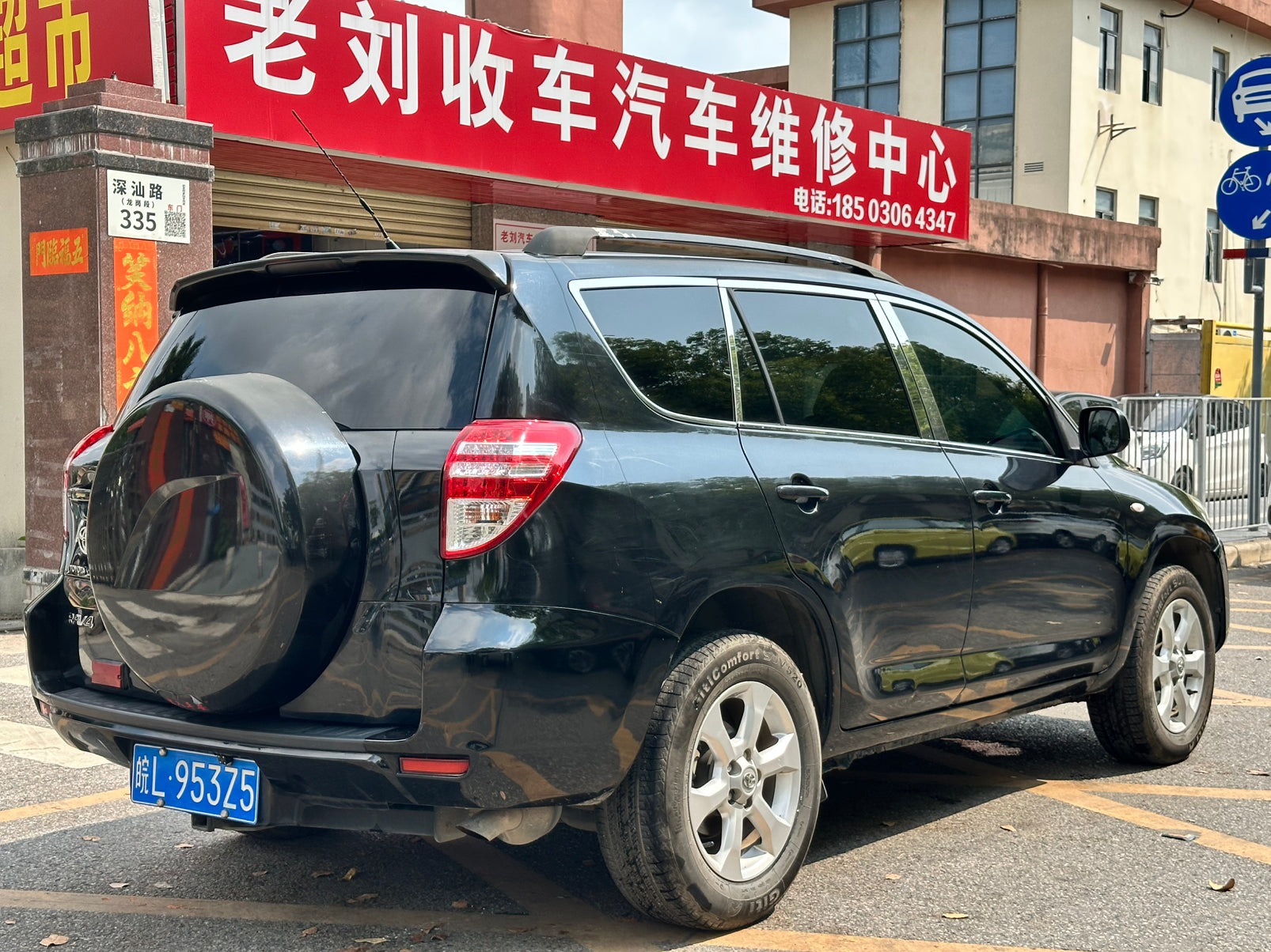 2011 Toyota RAV4 black - front three-quarter view 2