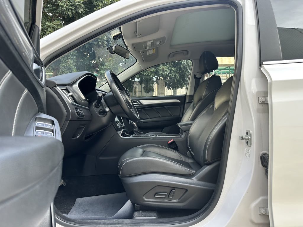 Roewe eRX5 rear seats interior