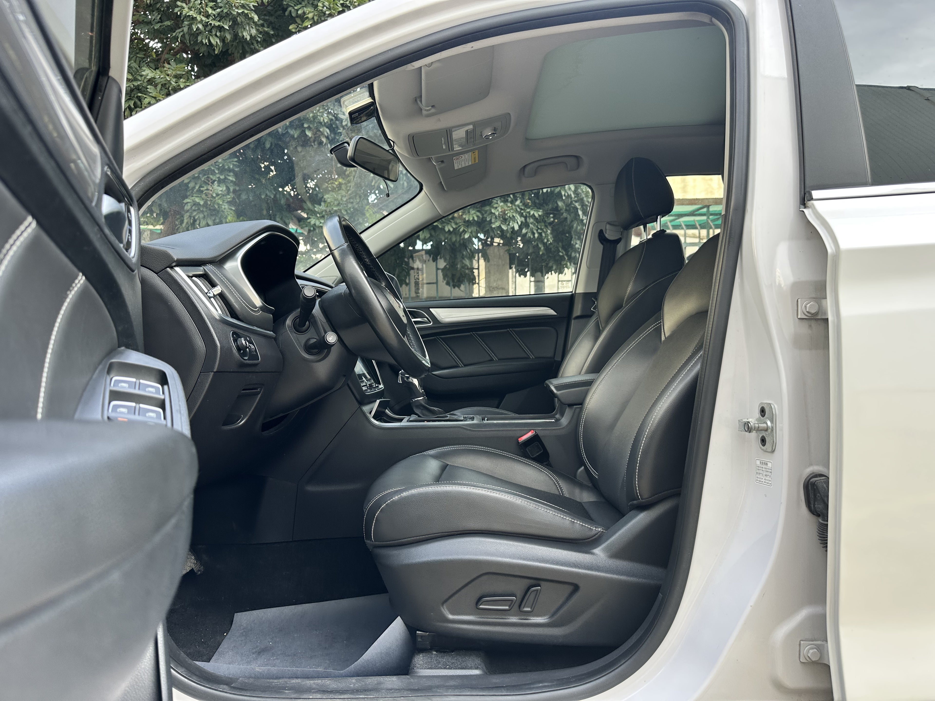 Roewe eRX5 rear seats interior