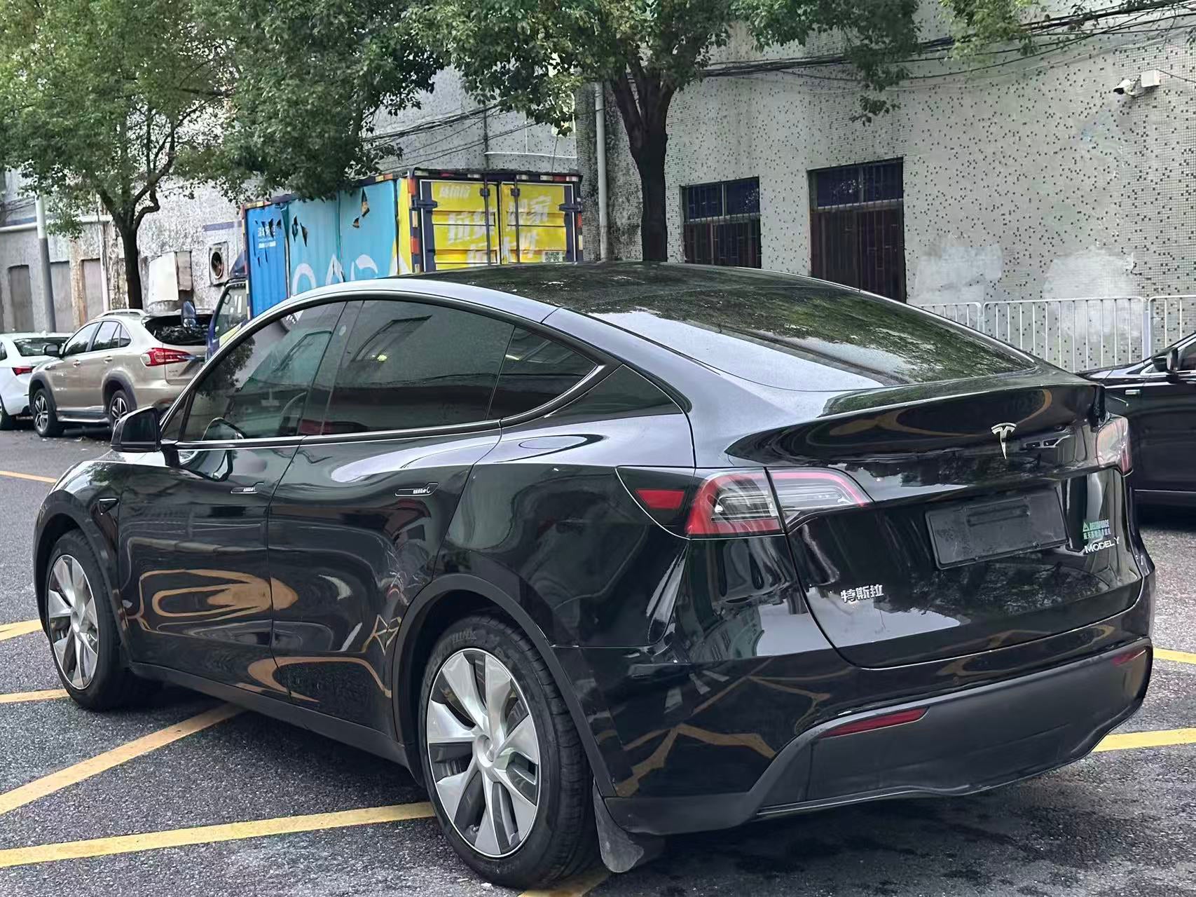 Tesla Model Y 2022 additional view