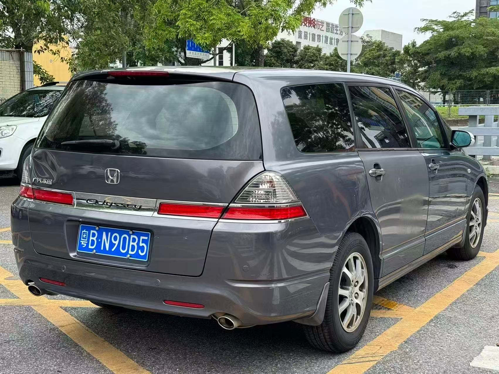 Honda Odyssey 2008 rear quarter view