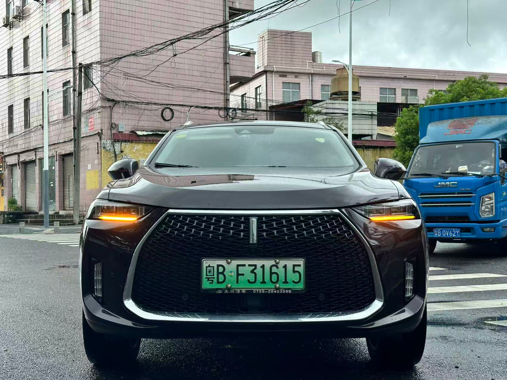 Wey P8 front three-quarter view