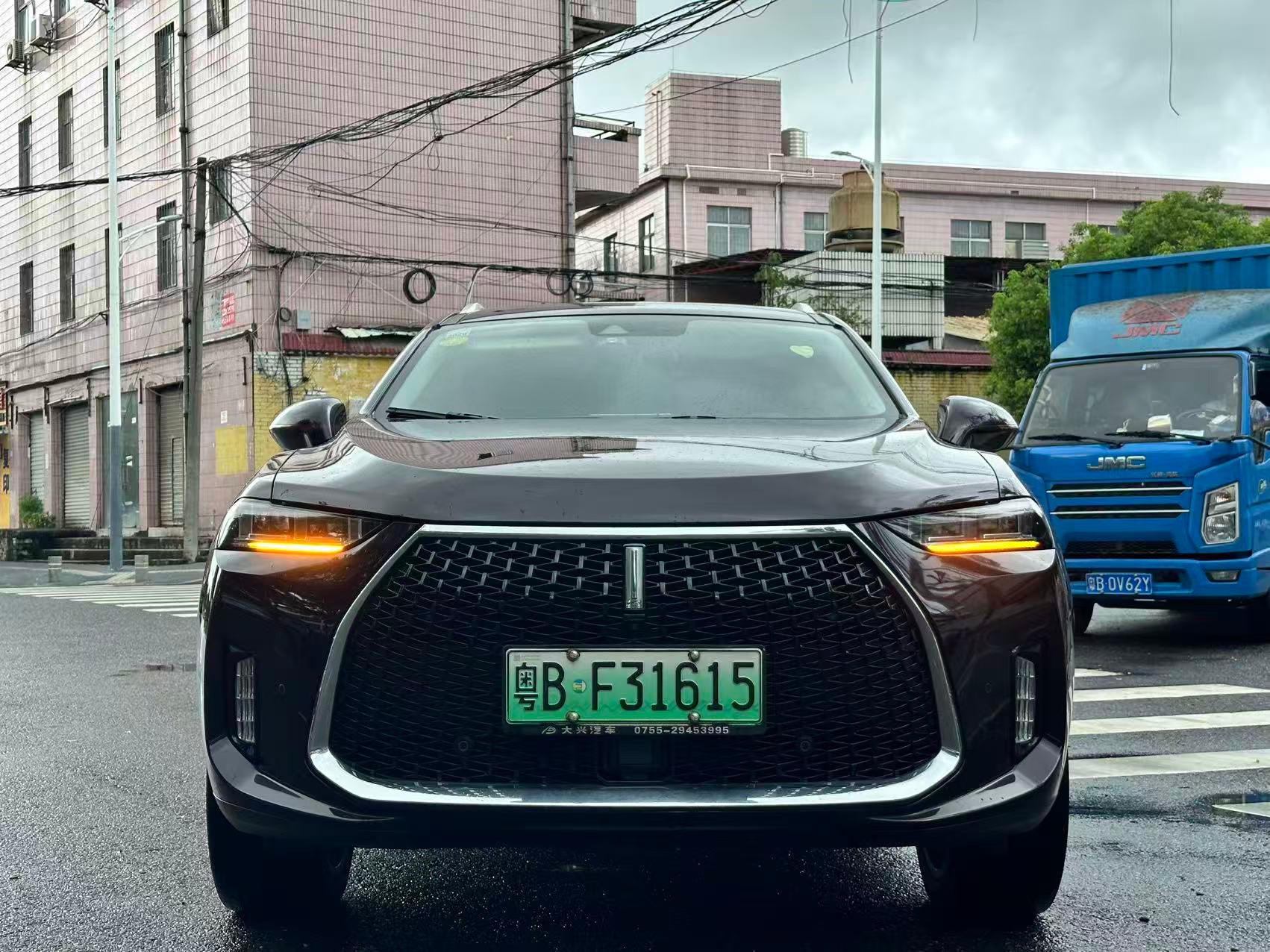 Wey P8 front three-quarter view