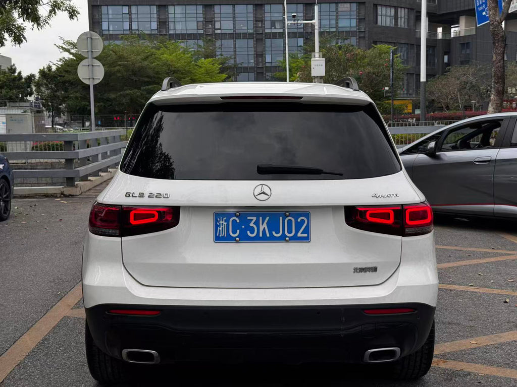 2023 Mercedes-Benz GLB 220 4MATIC - Additional view