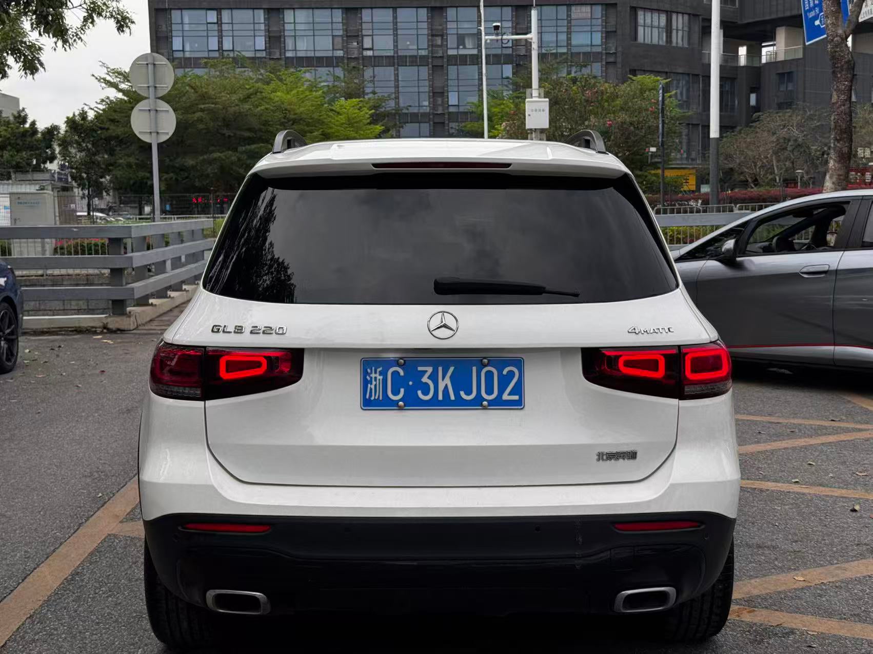 2023 Mercedes-Benz GLB 220 4MATIC - Additional view