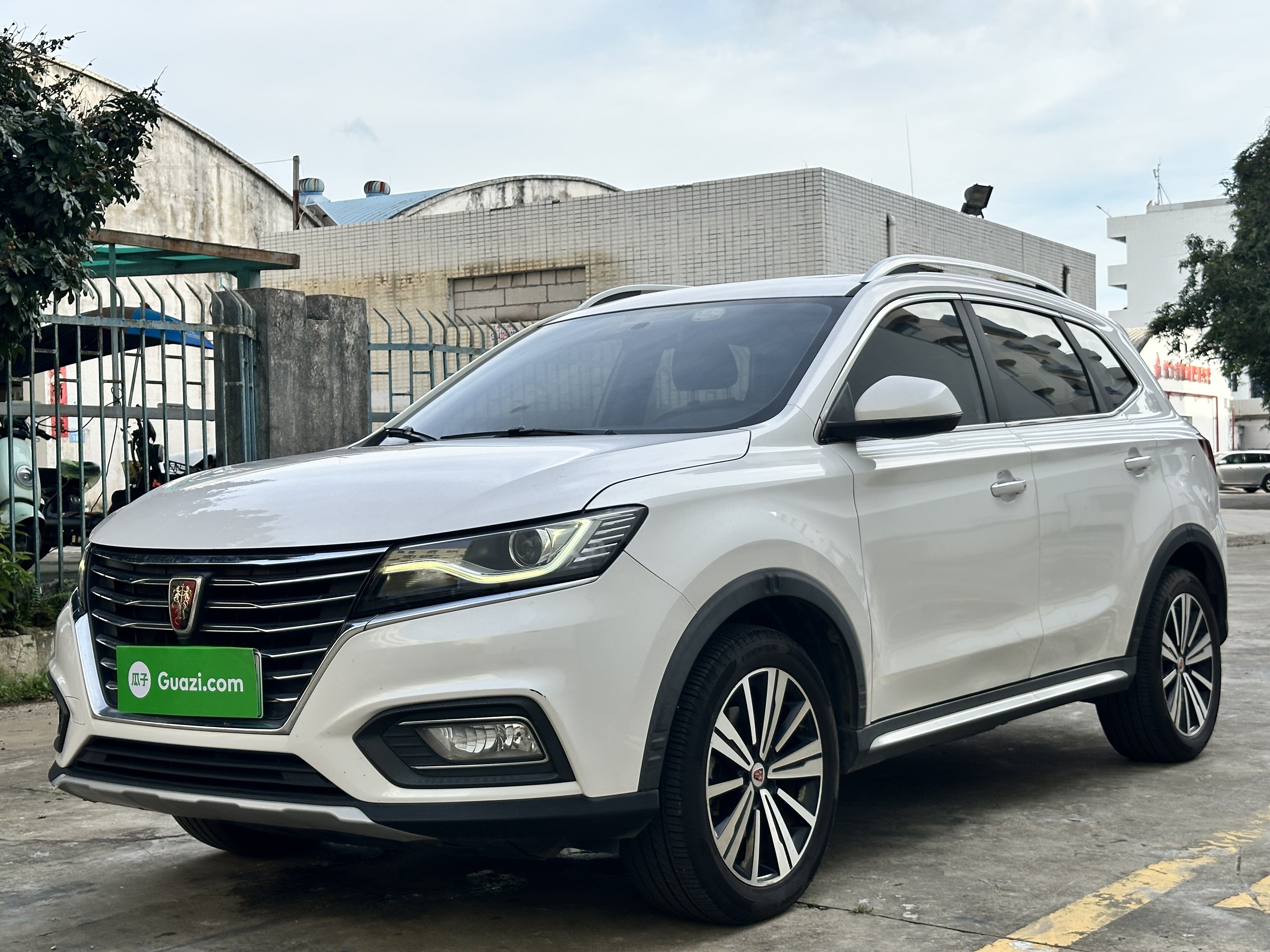 Roewe eRX5 additional view