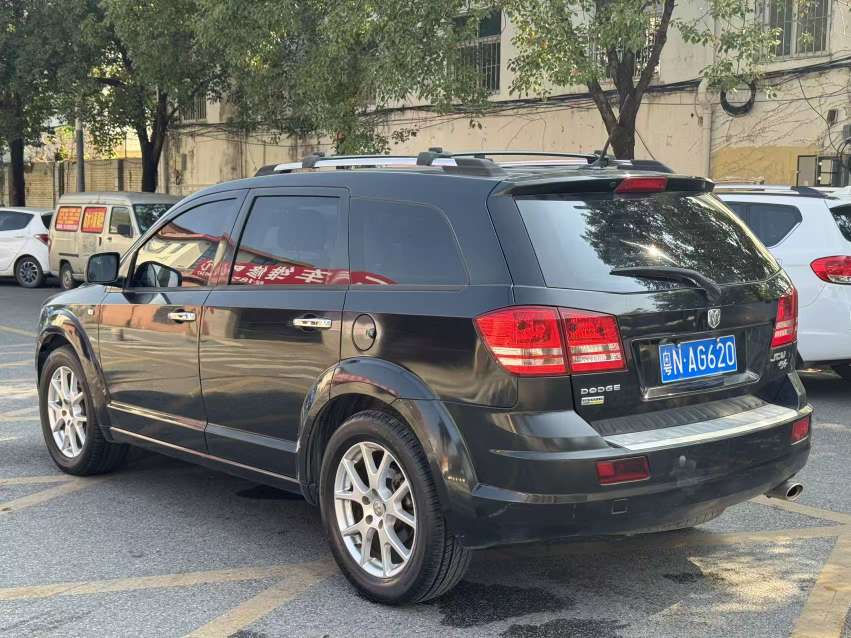 2010 Dodge Journey 2.7L - Front 3/4 View