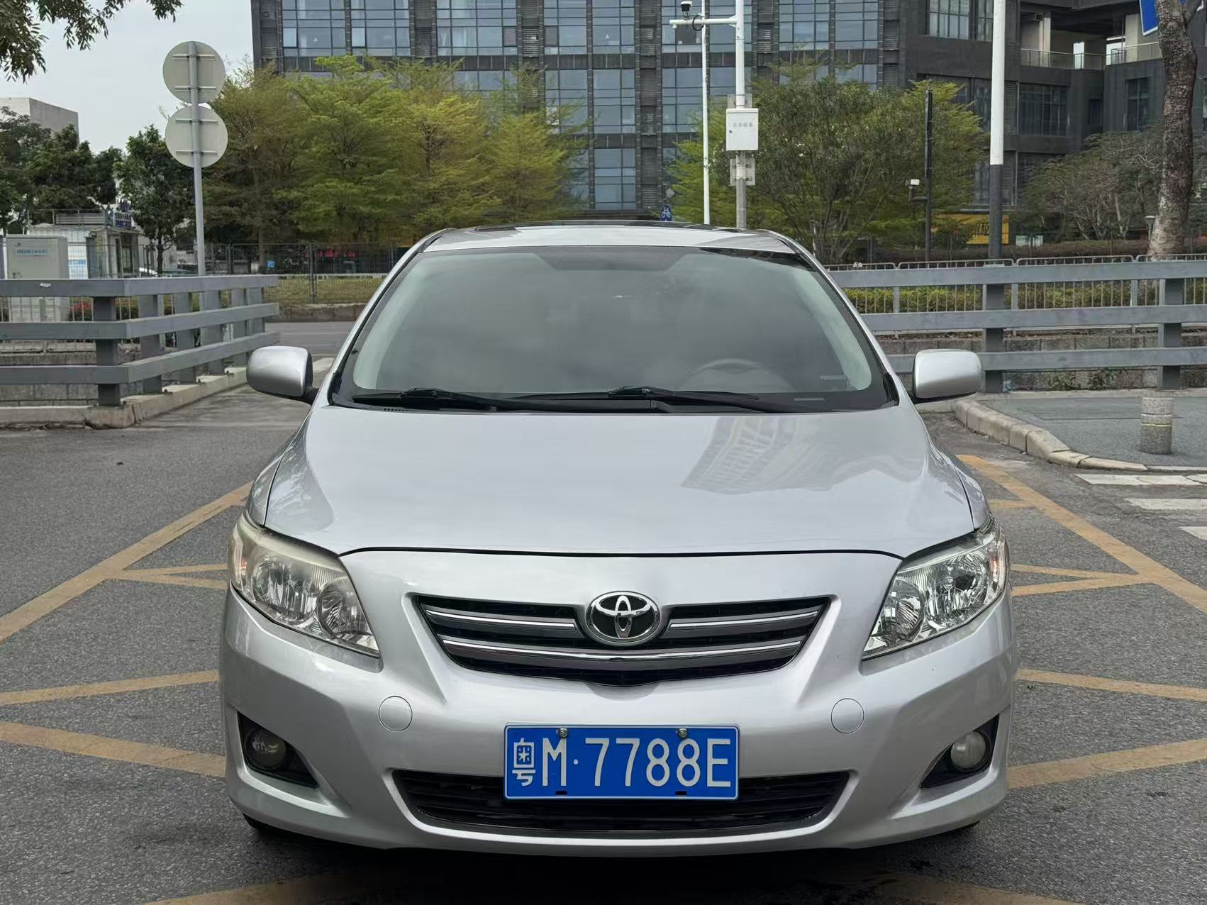 Toyota Corolla 2008 front view – silver