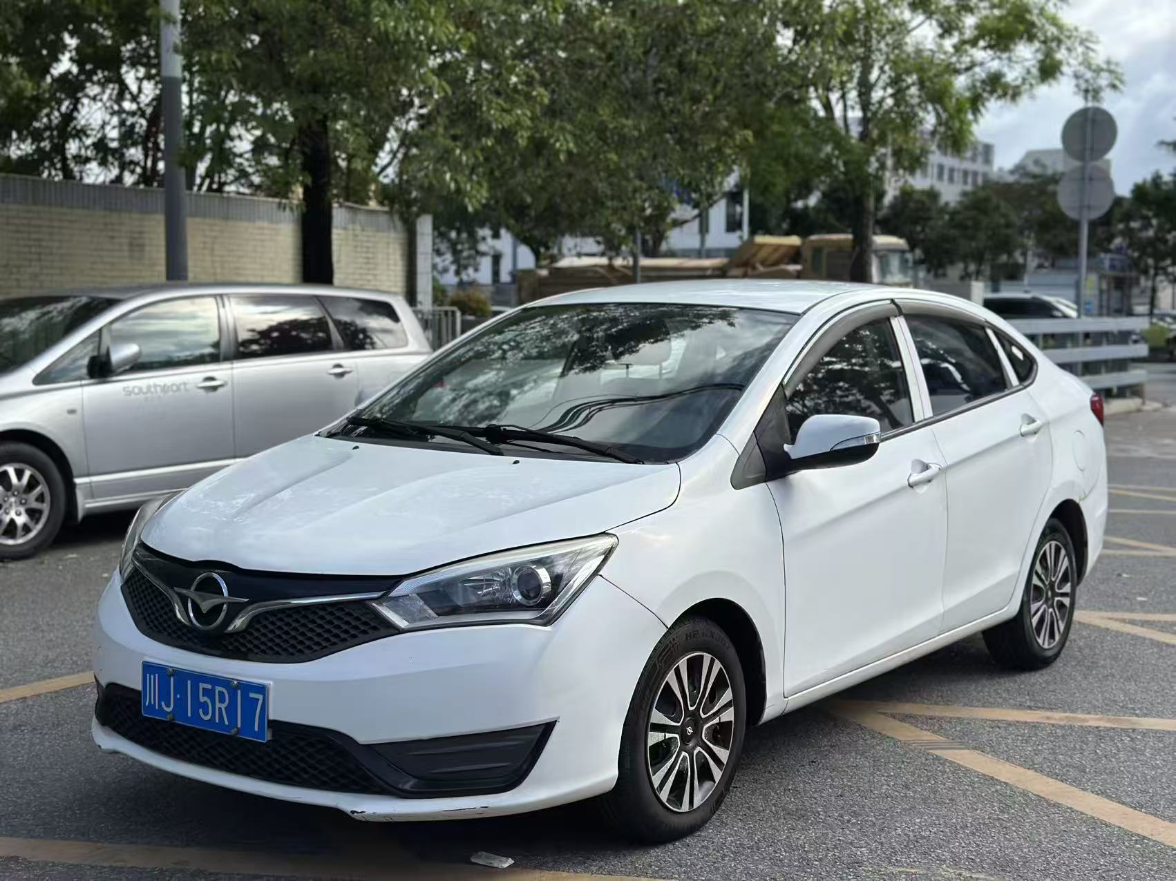FOB Shenzhen Used 2016 Haima M3 Fashion 1.5L Manual 4-Door 5-Seater FWD Compact Sedan
