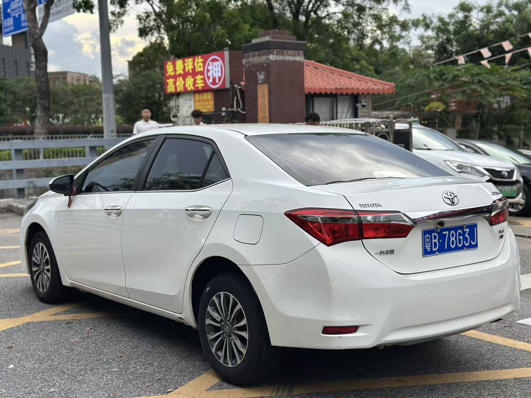 Toyota Corolla additional exterior view