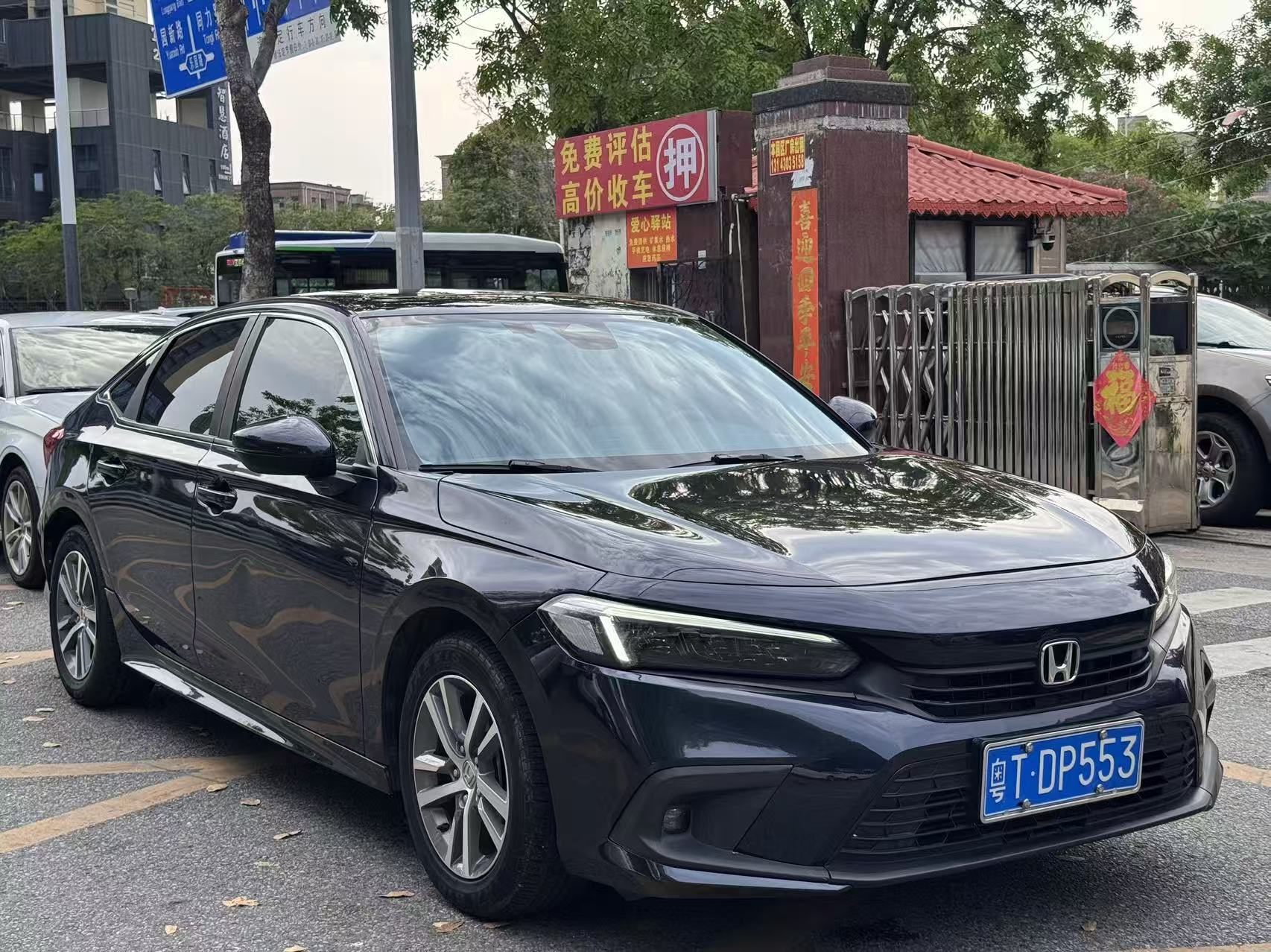 Honda Civic 2023 front three-quarter view