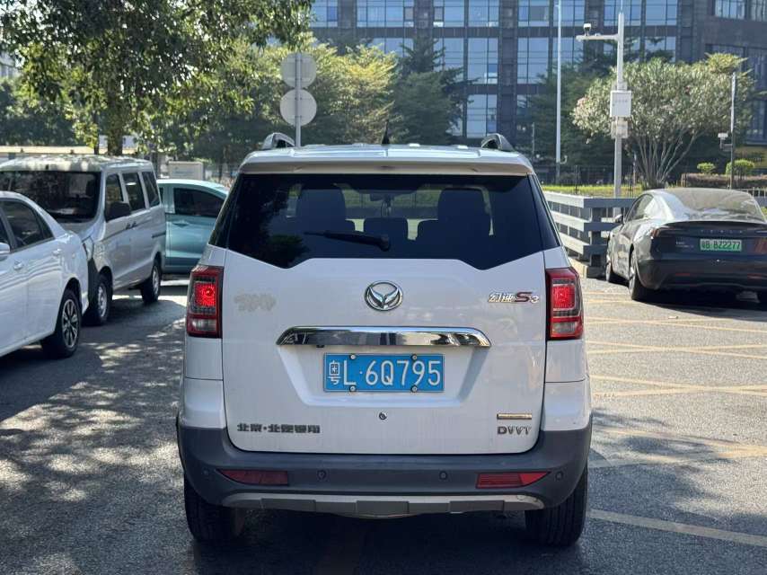 FOB Shenzhen Used 2015 BAIC Huansu S3 Luxury 1.5L Manual 5-Door 7-Seater RWD Compact SUV National V Emission Cheap Export Car